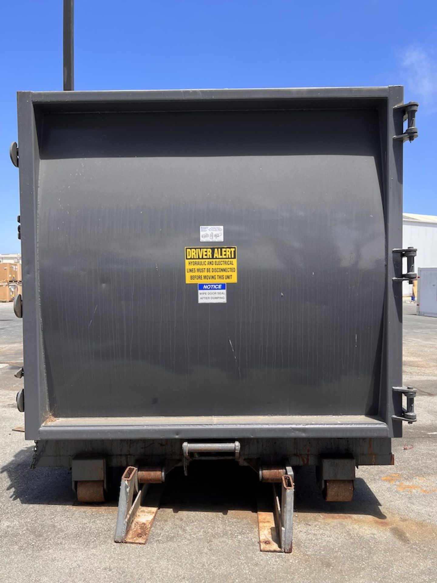 2021 TRASH COMPACTOR WITH HYDRAULIC POWER PACK - Image 9 of 20