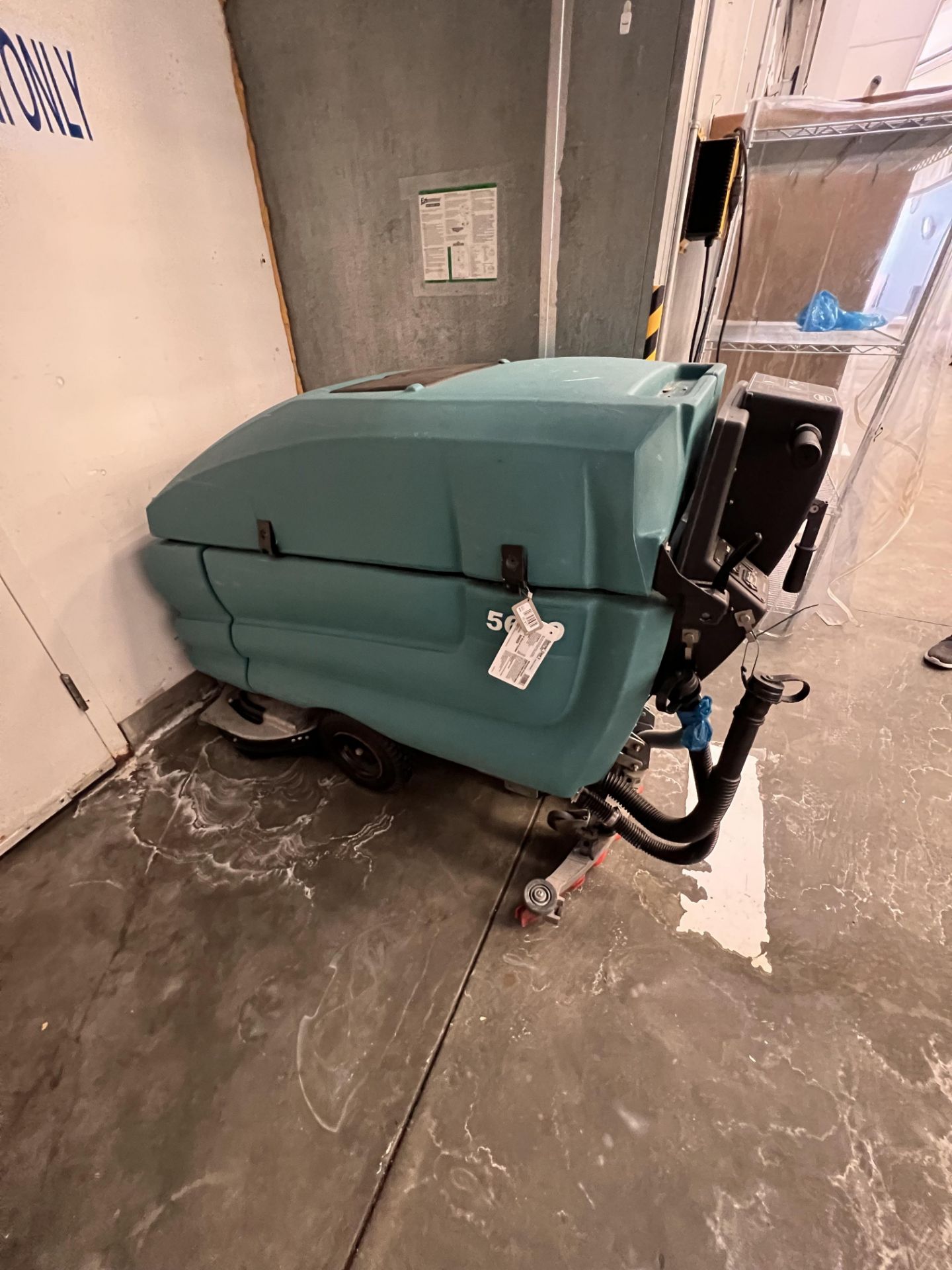 TENANT WALK-BEHIND FLOOR SCRUBBER, MODEL 5680, 3668 HOURS - Bild 2 aus 14