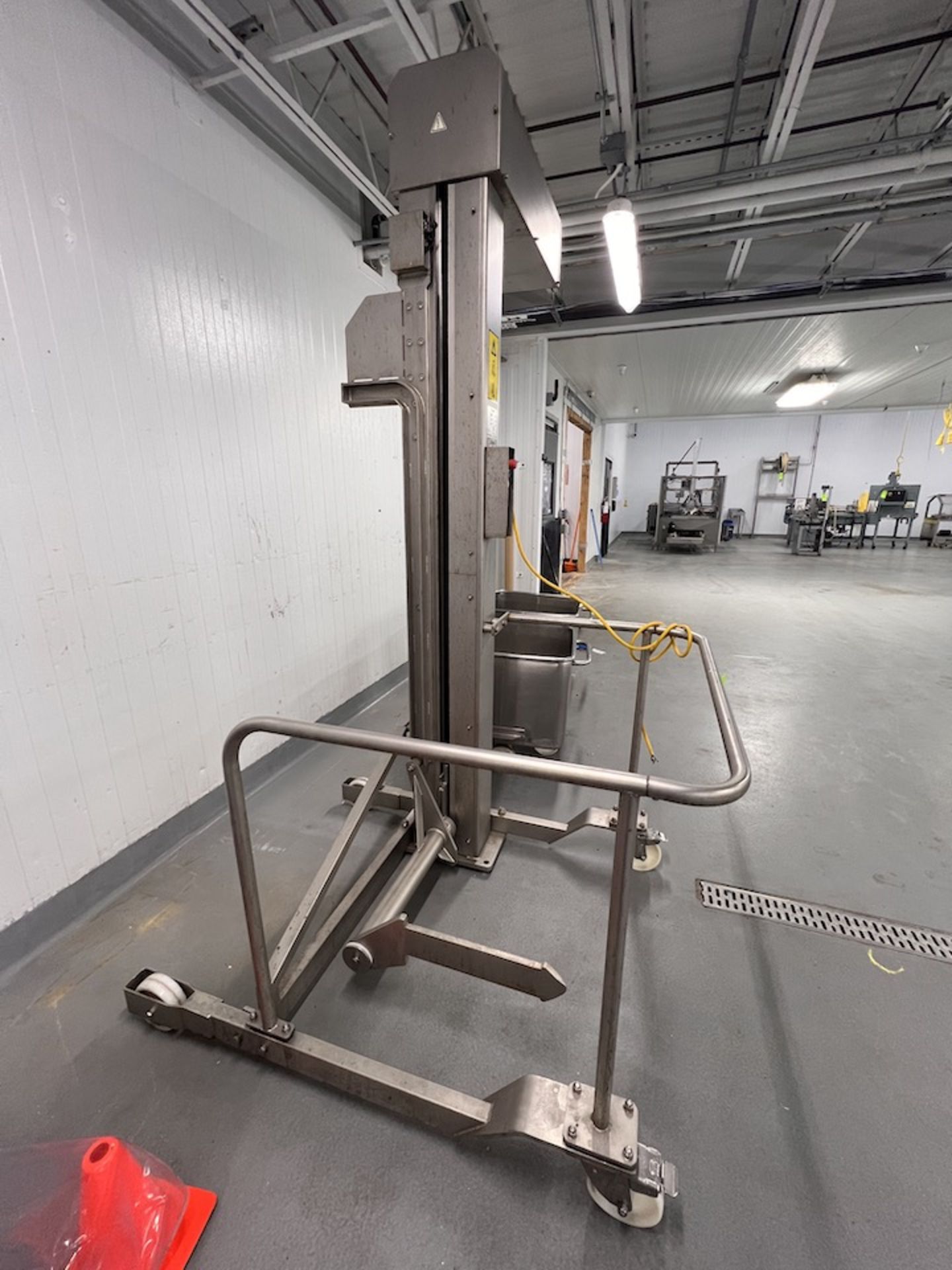 S/S TOTE COLUMN LIFT STATION, PORTABLE MOUNTED ON CASTERS - Image 4 of 6