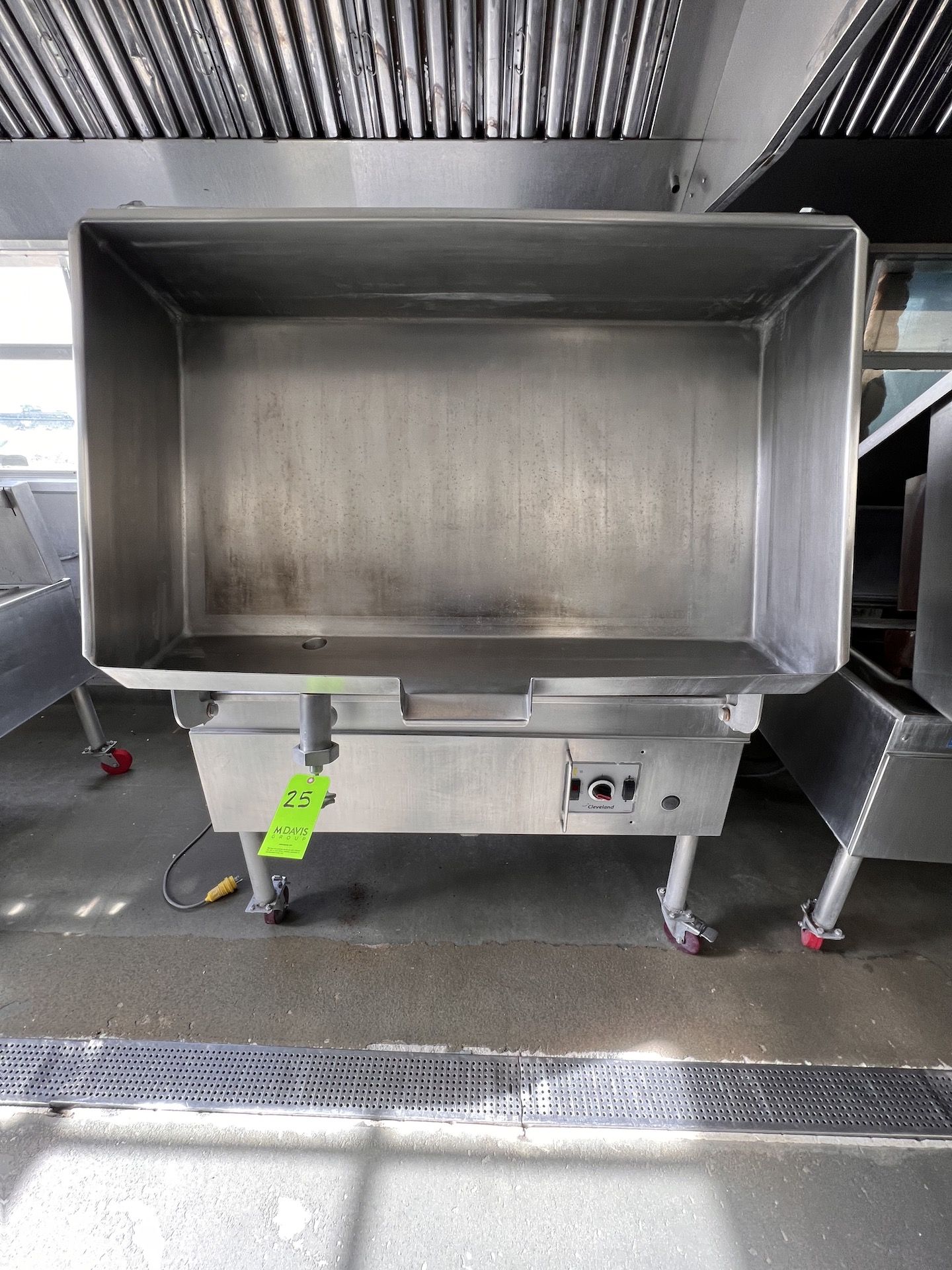 CLEVELAND TILTING BRAISING PAN, MOUNTED ON CASTERS, WITH HYDRAULIC LIFT