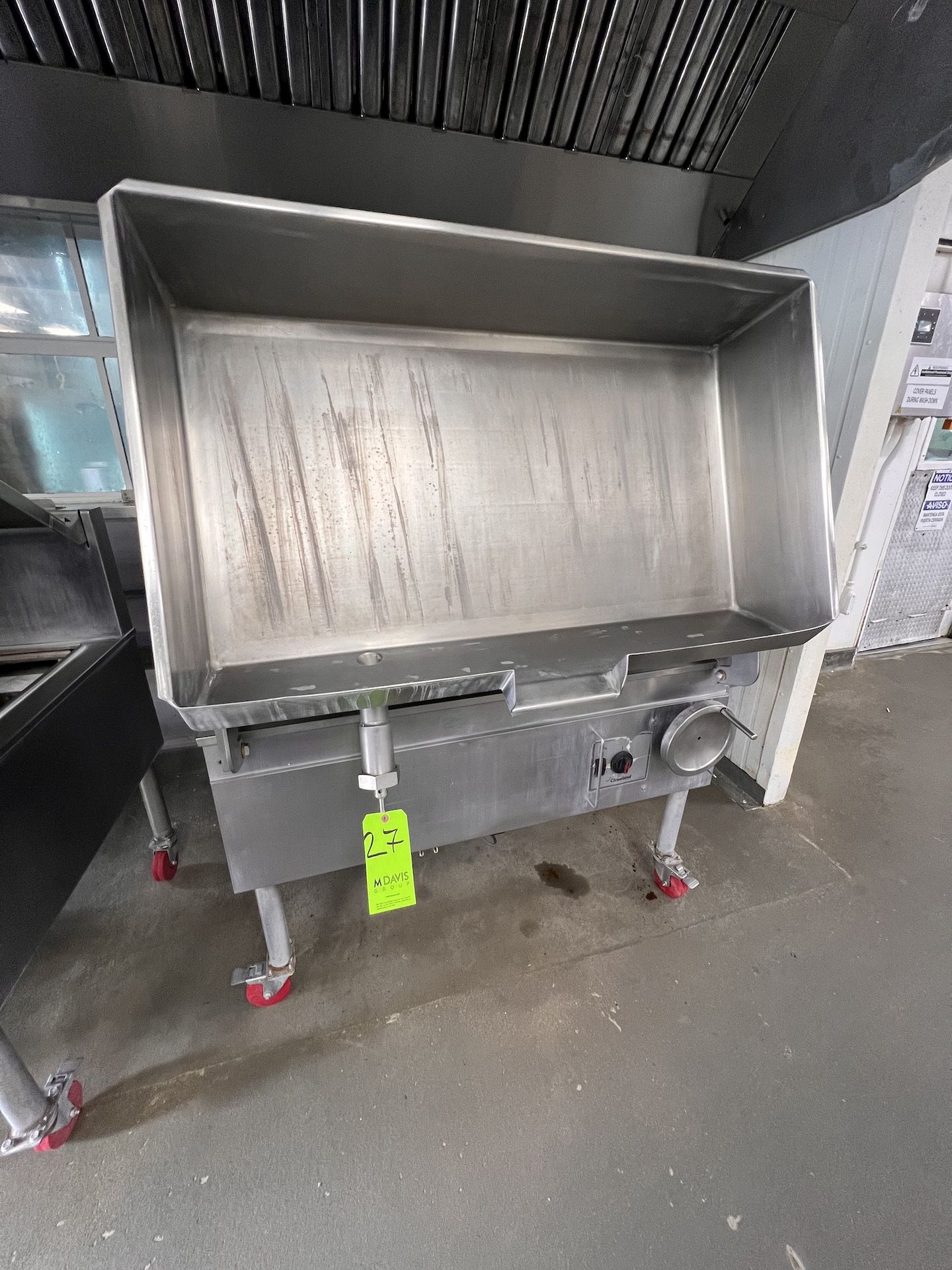 CLEVELAND TILTING BRAISING PAN, MOUNTED ON CASTERS, WITH HAND CRANK LIFT