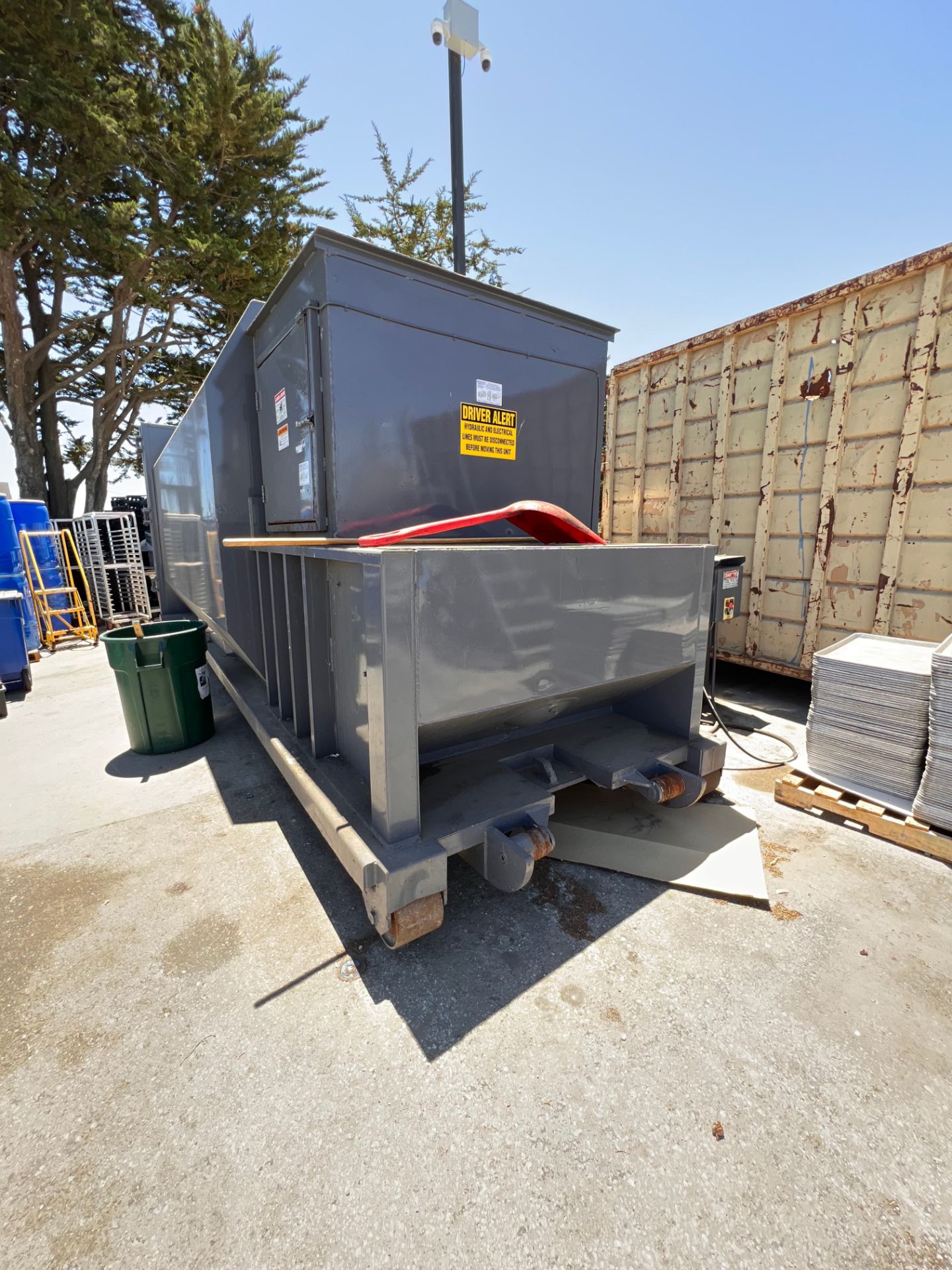 2021 TRASH COMPACTOR WITH HYDRAULIC POWER PACK - Image 4 of 20