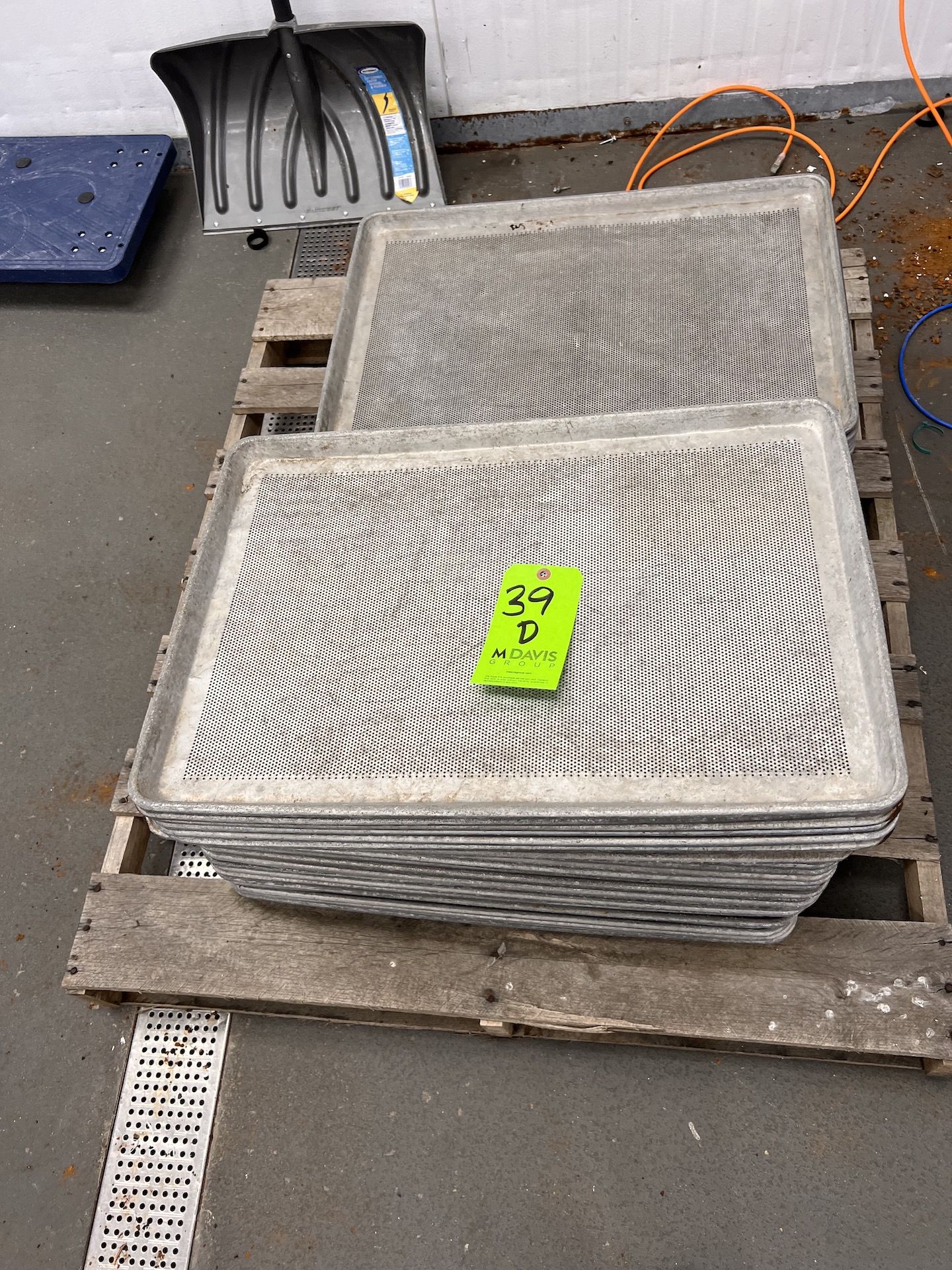 APPROX. 50 PERFORATED BUN PANS