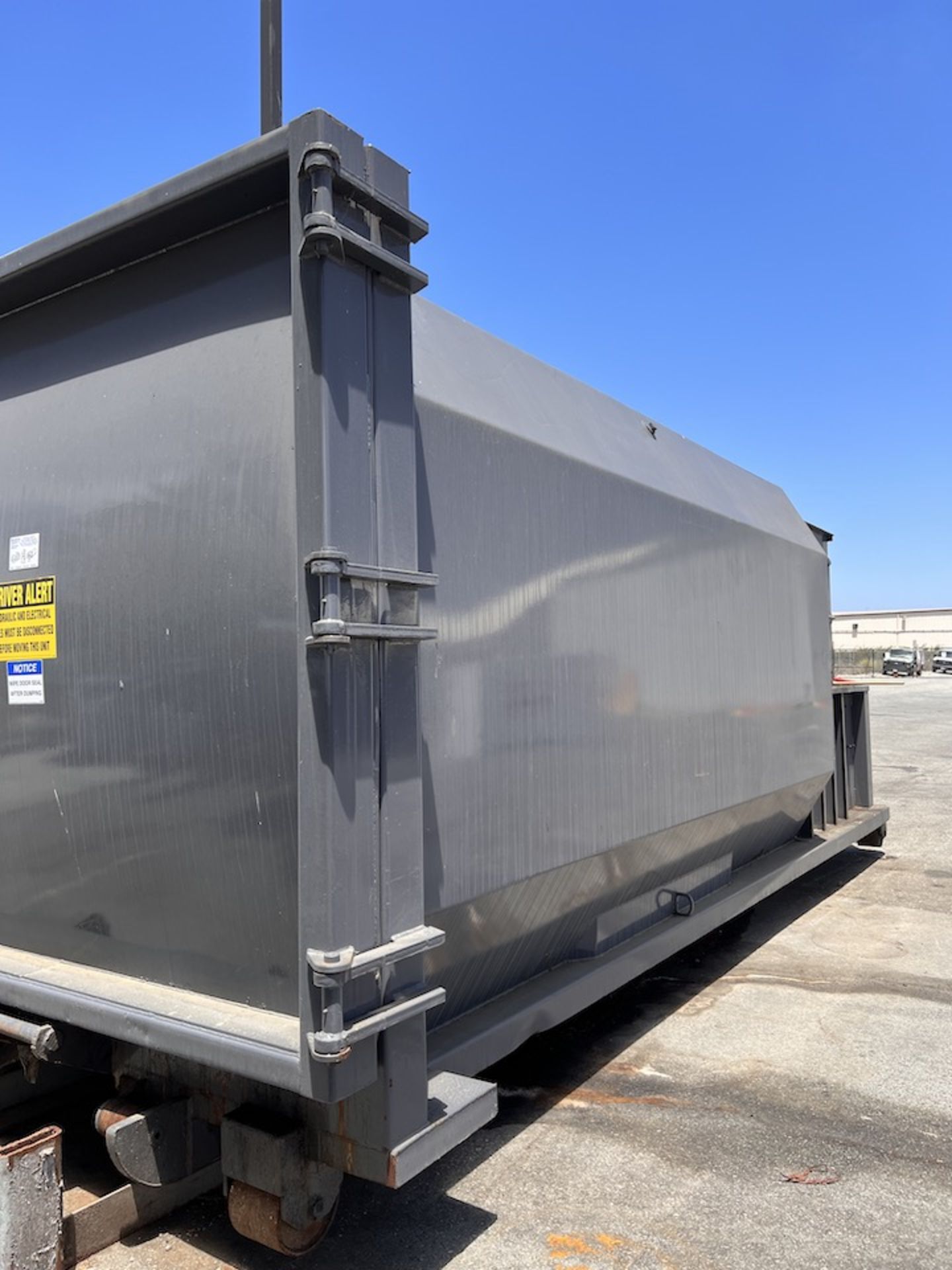 2021 TRASH COMPACTOR WITH HYDRAULIC POWER PACK - Image 7 of 20