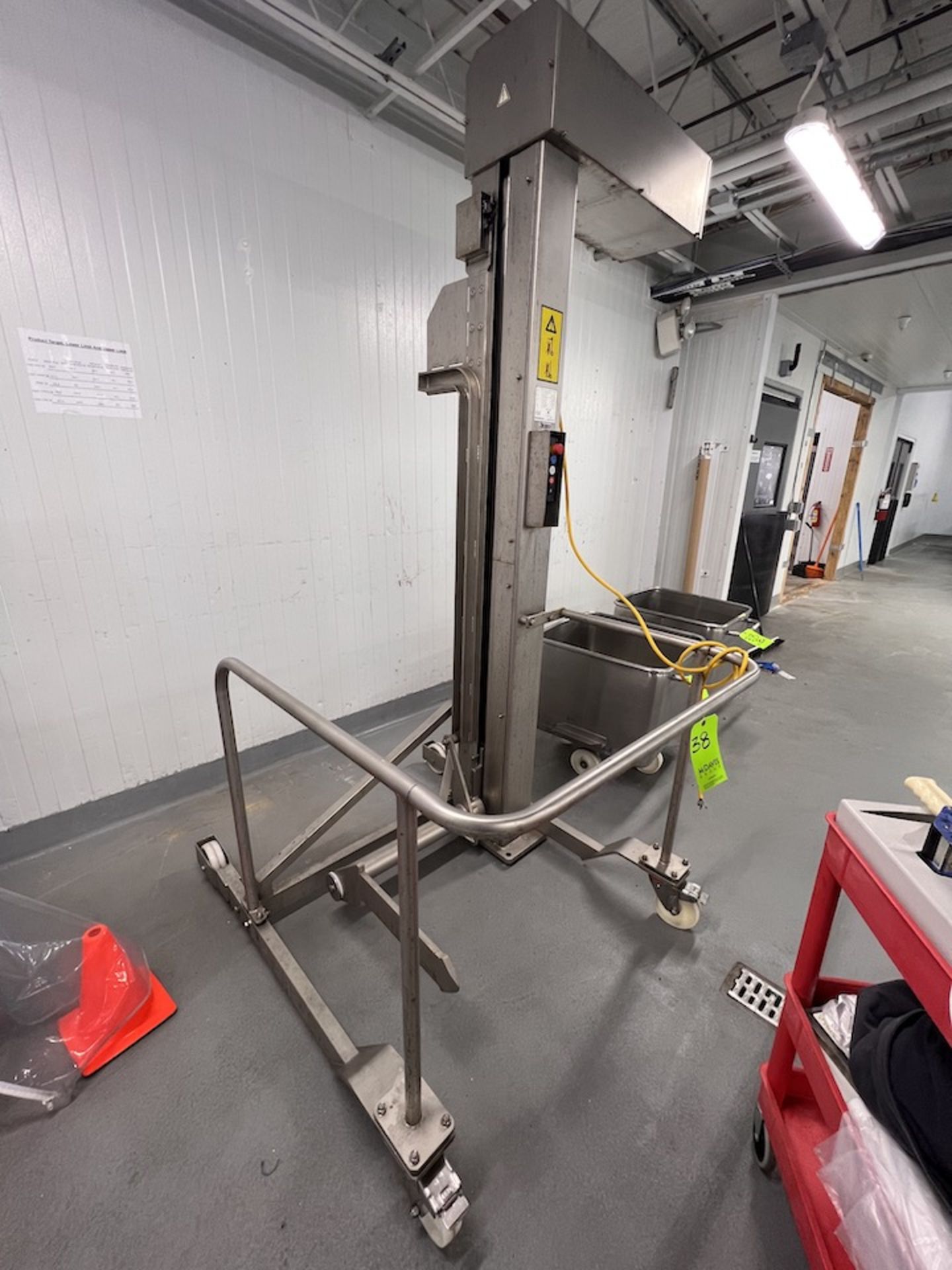 S/S TOTE COLUMN LIFT STATION, PORTABLE MOUNTED ON CASTERS - Image 6 of 6