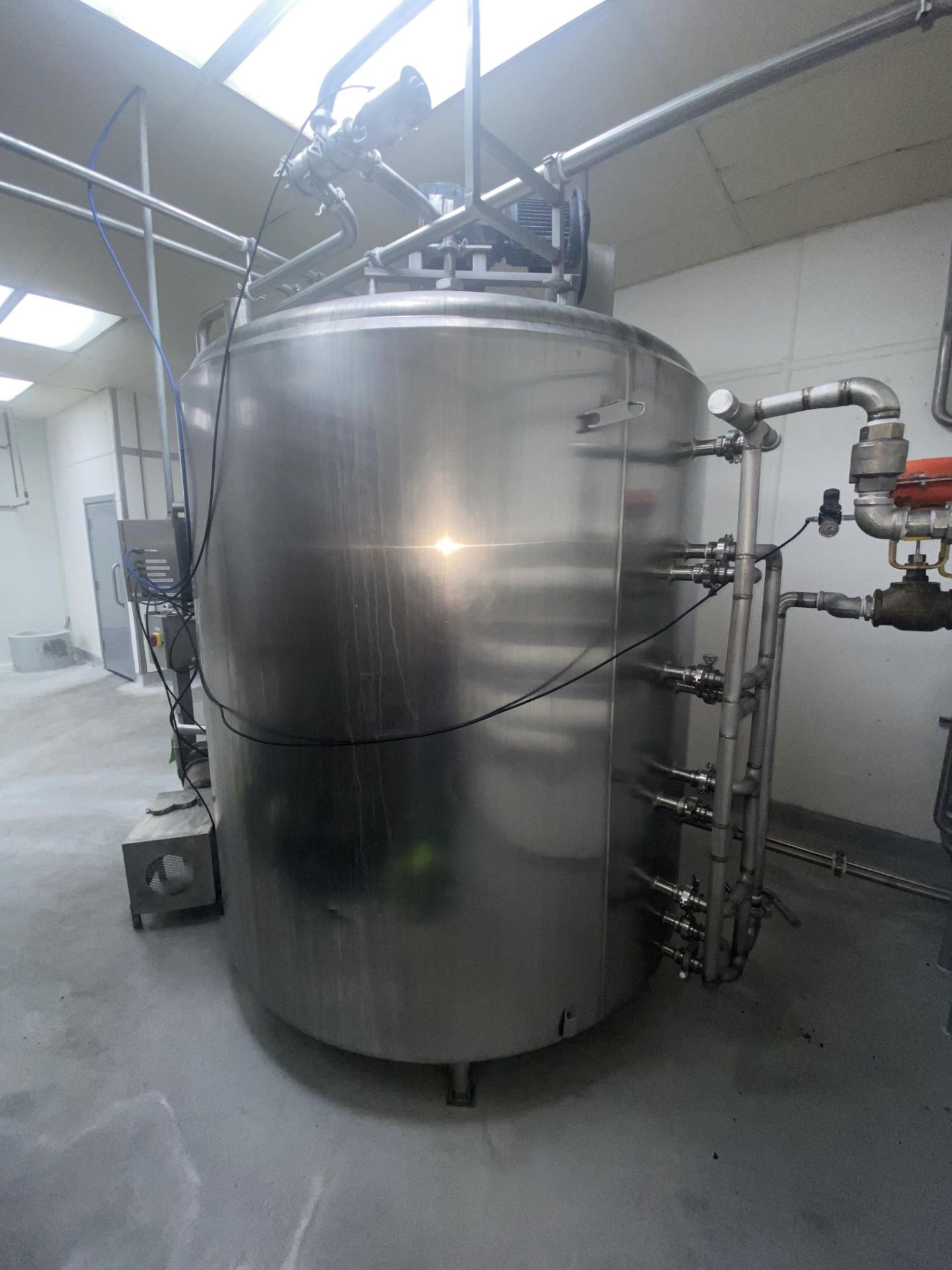 Aprox. 1,000 Gal. S/S Processor, with Vertical Bottom Sweep S/S Agitation, with Dual S/S Spray Ball, - Image 2 of 9