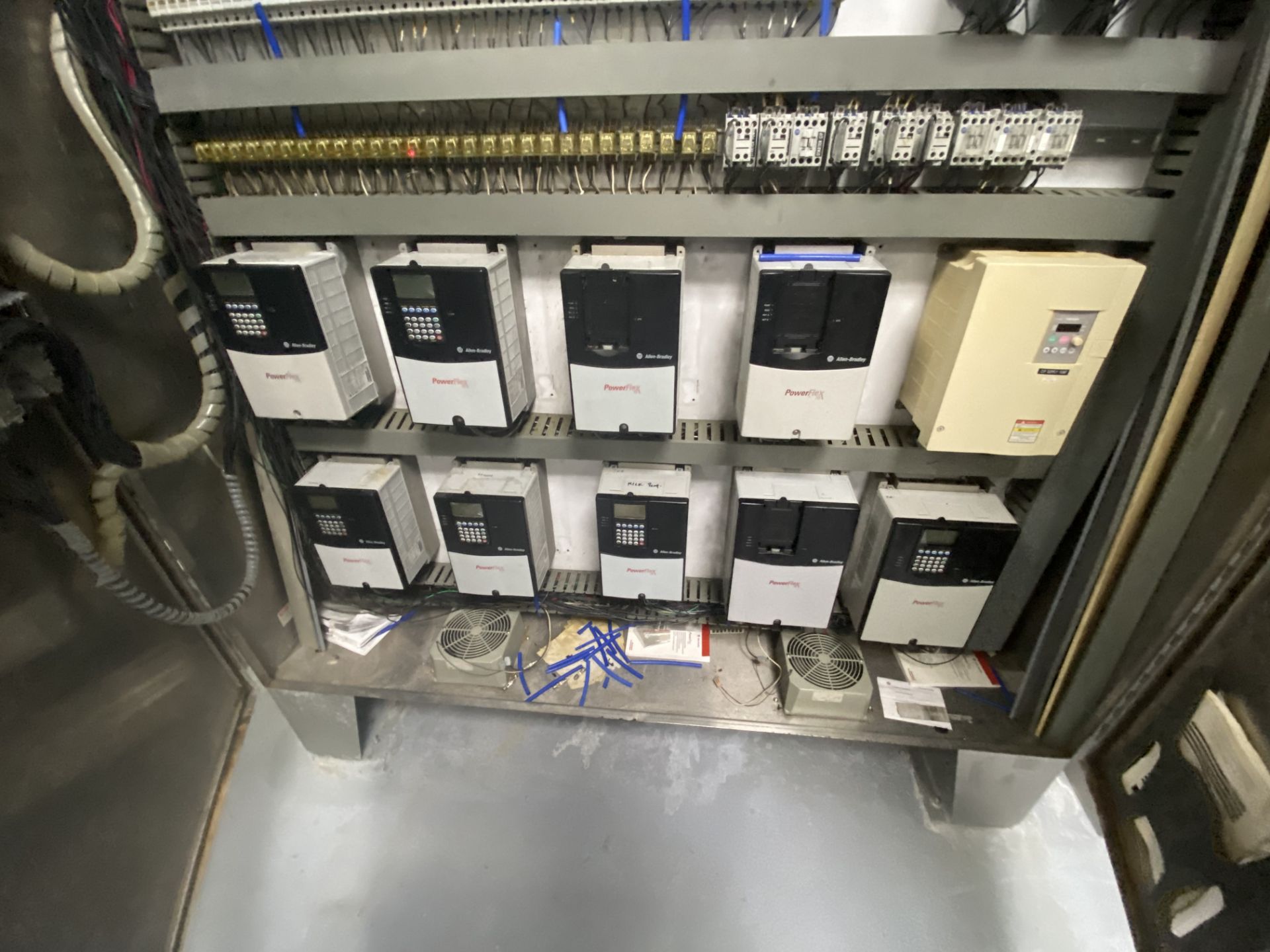 Double Door S/S Control Panel, with (10) Allen-Bradley VFDs, with (1) Allen-Bradley PowerFlex - Image 4 of 7