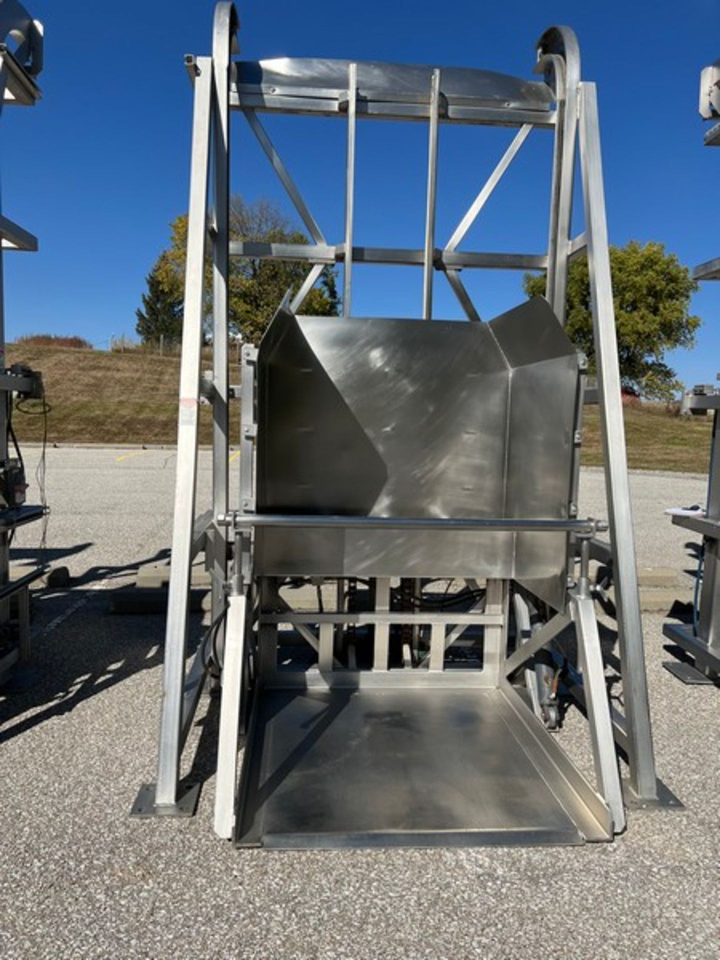 MTC 3,000 LB TOTE DUMP COLUMN, MODEL H-LEC, S/N 073604, APPROX. 132” DUMP HEIGHT, FOR APPROX . 52” L - Image 4 of 10