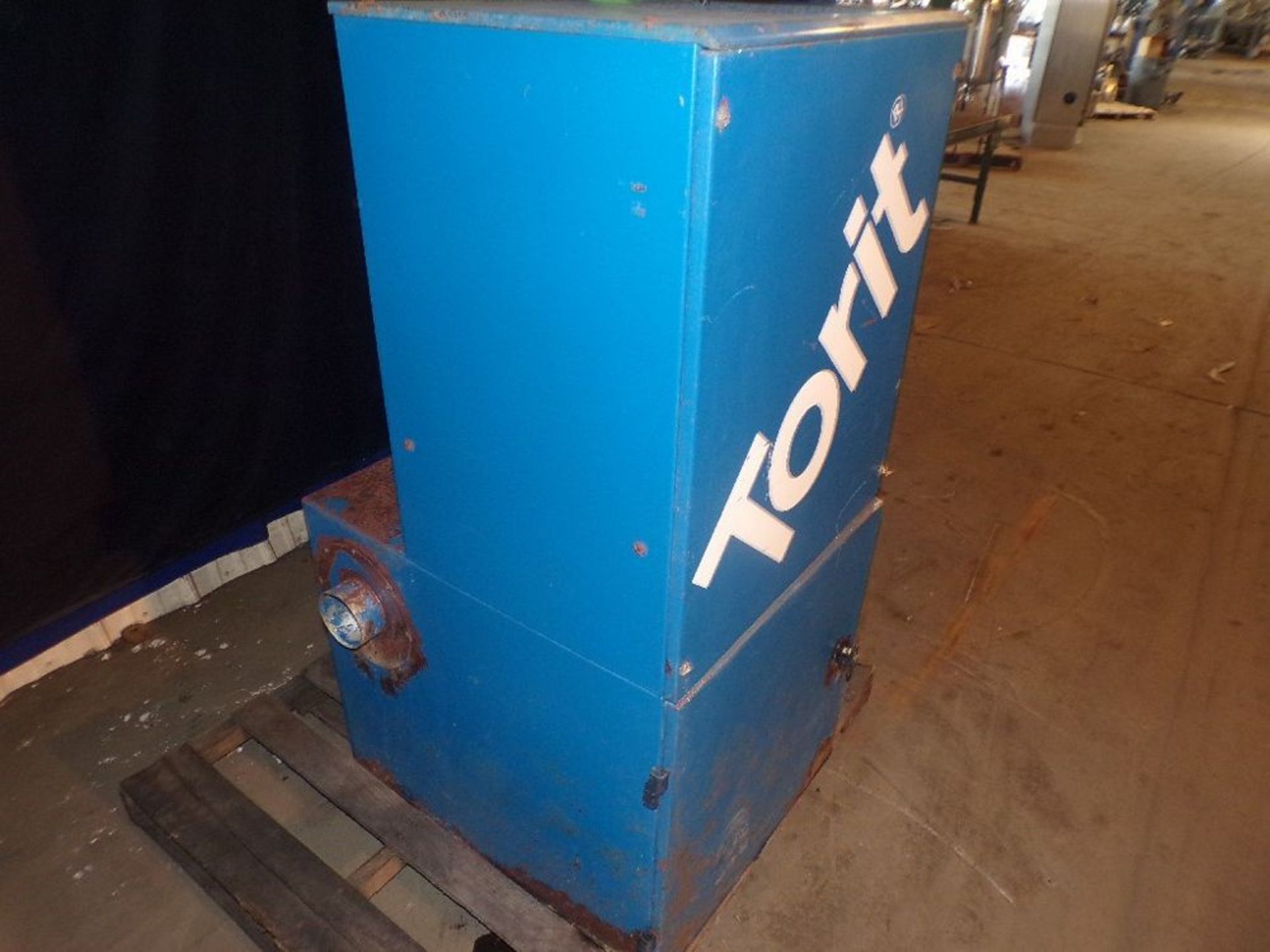 Qty (1) Torit VS 550 Dust Collector - Dust collector canister type. - 550 CFM air flow - 1 HP 220/ - Image 2 of 5