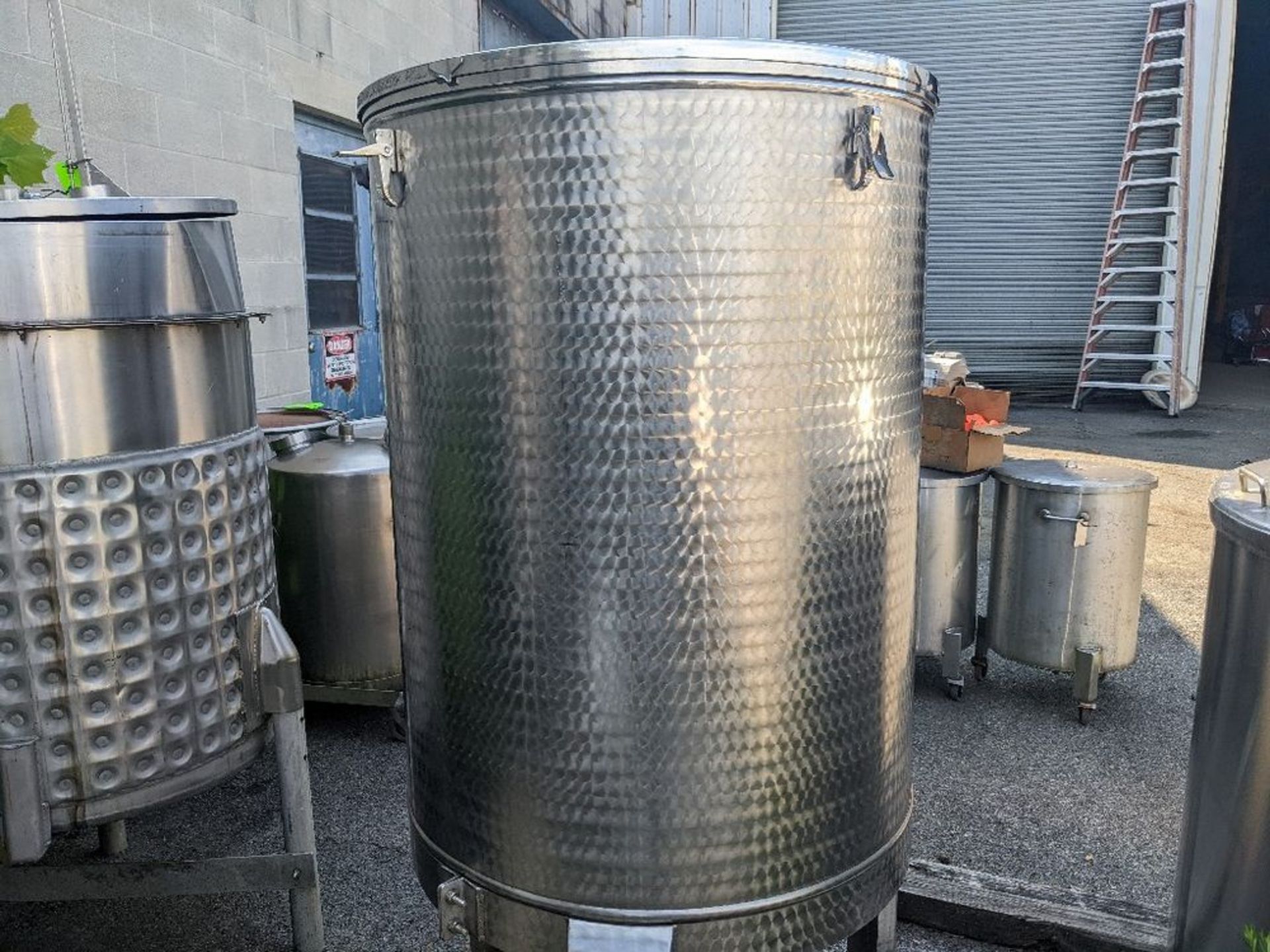 Qty (1) Brevetti 150 Gallon Open Top Tank - Portable stainless steel open top tank w/ lid. - 32' - Image 4 of 4