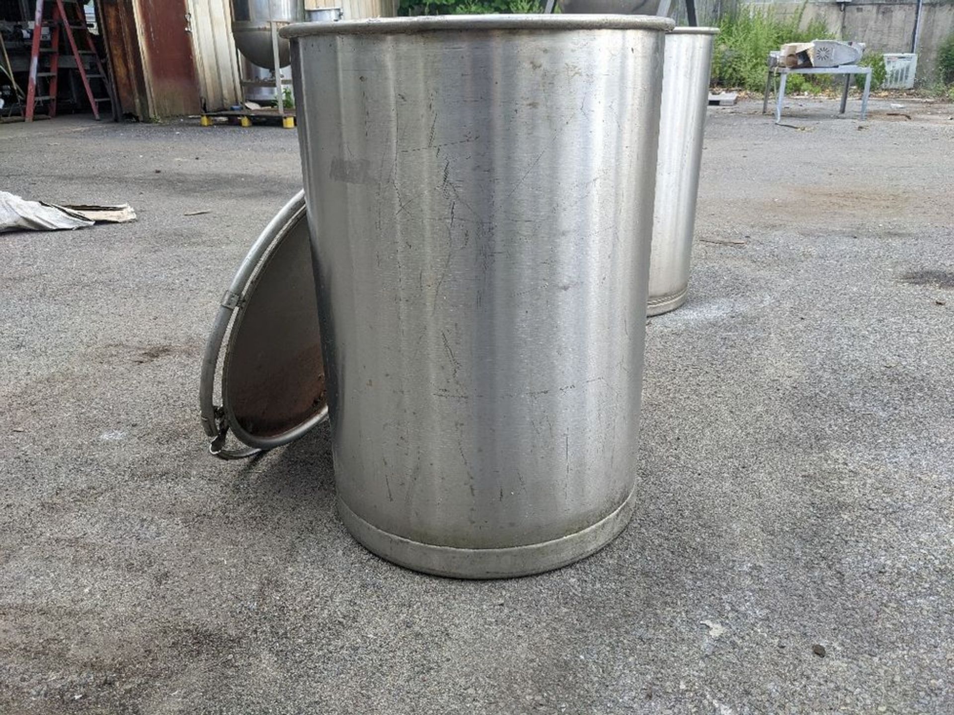 Qty (1) Stainless Steel 55 gallon Tank - SS Tank w/ clamp on lid. 24' D x 34' tall - No Bottom - Image 2 of 4