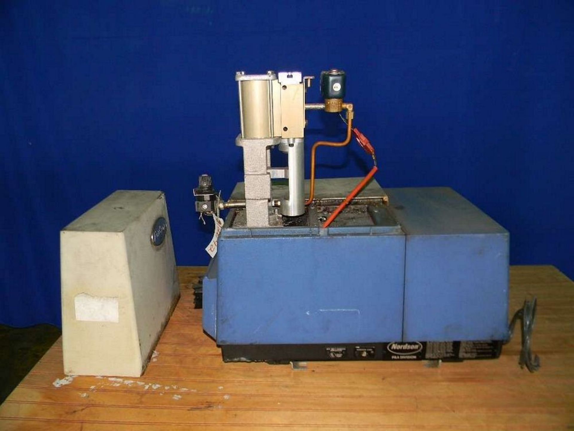 Qty (1) Nordson 2304 Hot Melt Glue System - Capable of running 4 hot melt gun assemblies - 240V, - Image 5 of 5