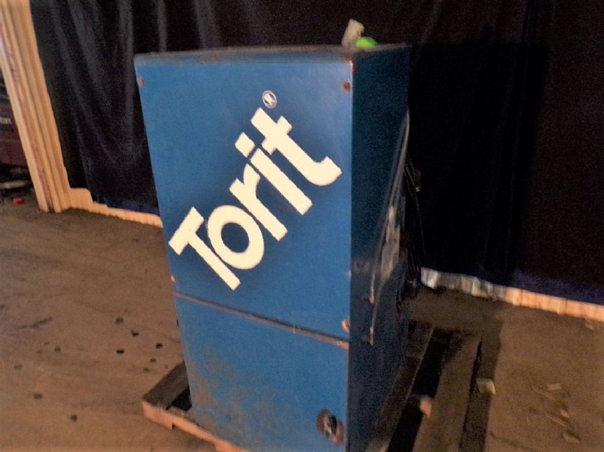 Qty (1) Torit VS 550 Dust Collector - Dust collector canister type. - 550 CFM air flow - 1 HP 220/