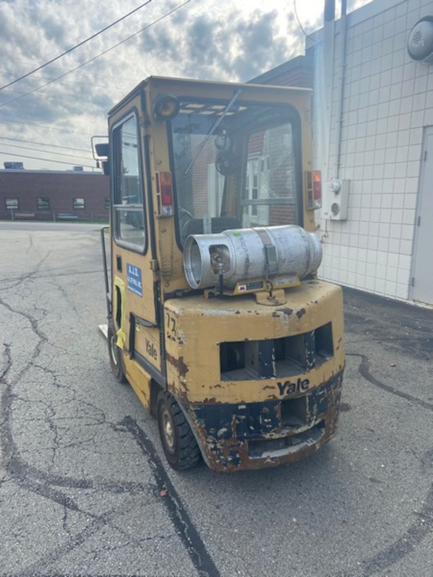 Yale 4,000 lb. Sit-Down Enclosed Forklift, M/N GLP040AFNUAE084LPS, S/N N538065, Propane Fuel, 3, - Image 5 of 14