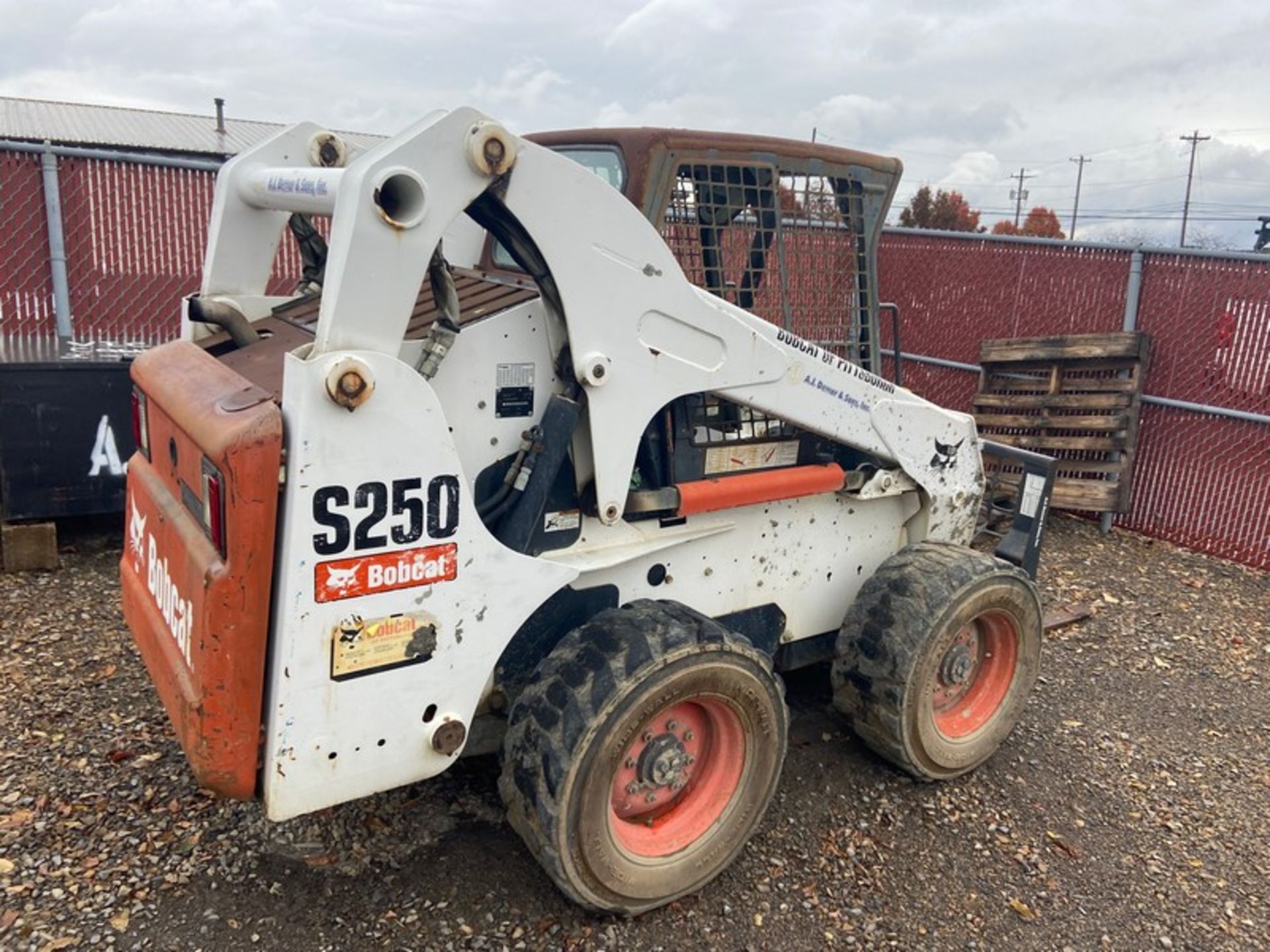 2010 Bobcat S250 Compact Skid Steer, VIN#: A5GM36985, with Fork Attachment (NOTE: DELAYED REMOVAL - Bild 7 aus 12