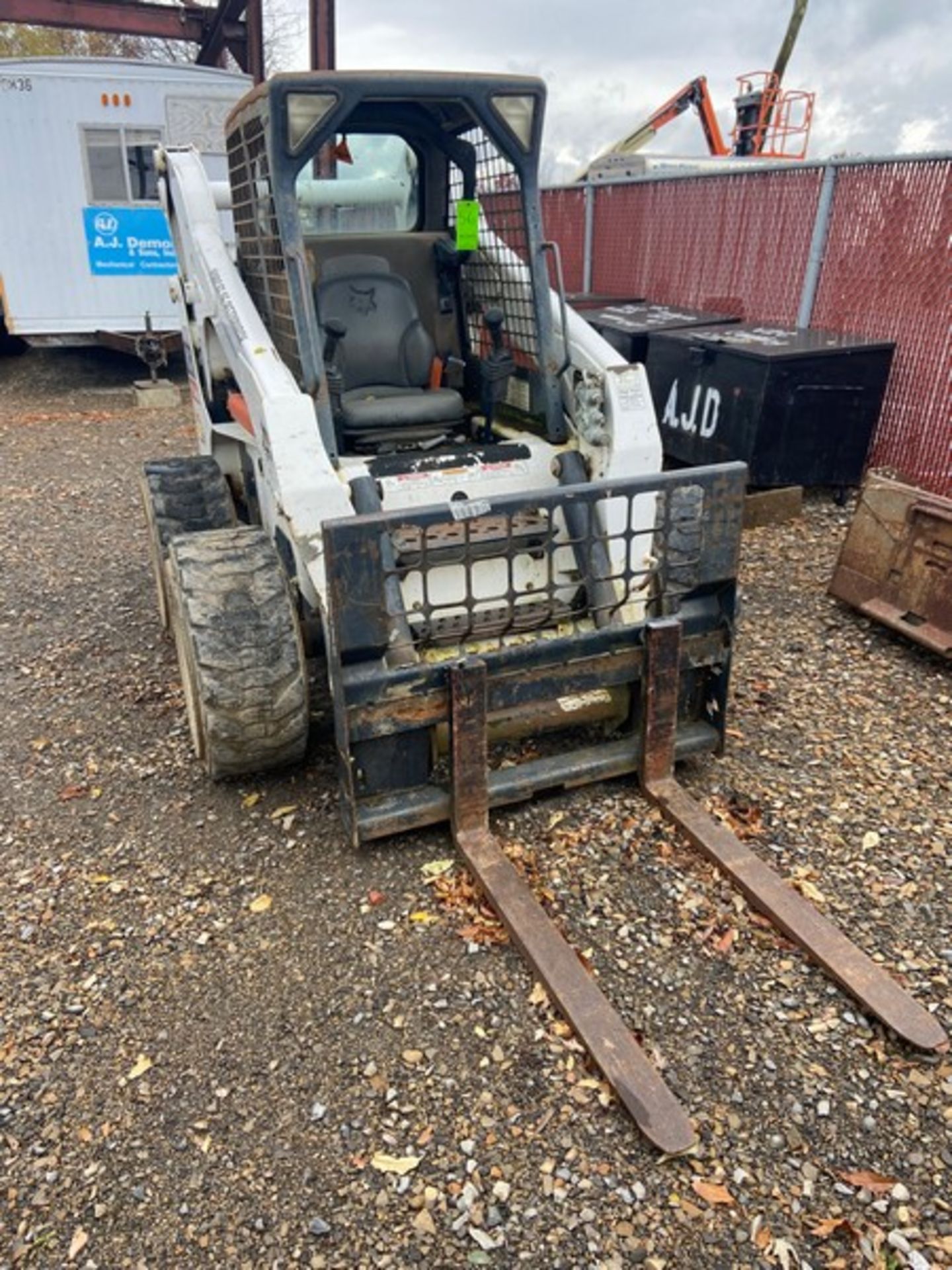2010 Bobcat S250 Compact Skid Steer, VIN#: A5GM36985, with Fork Attachment (NOTE: DELAYED REMOVAL - Bild 2 aus 12
