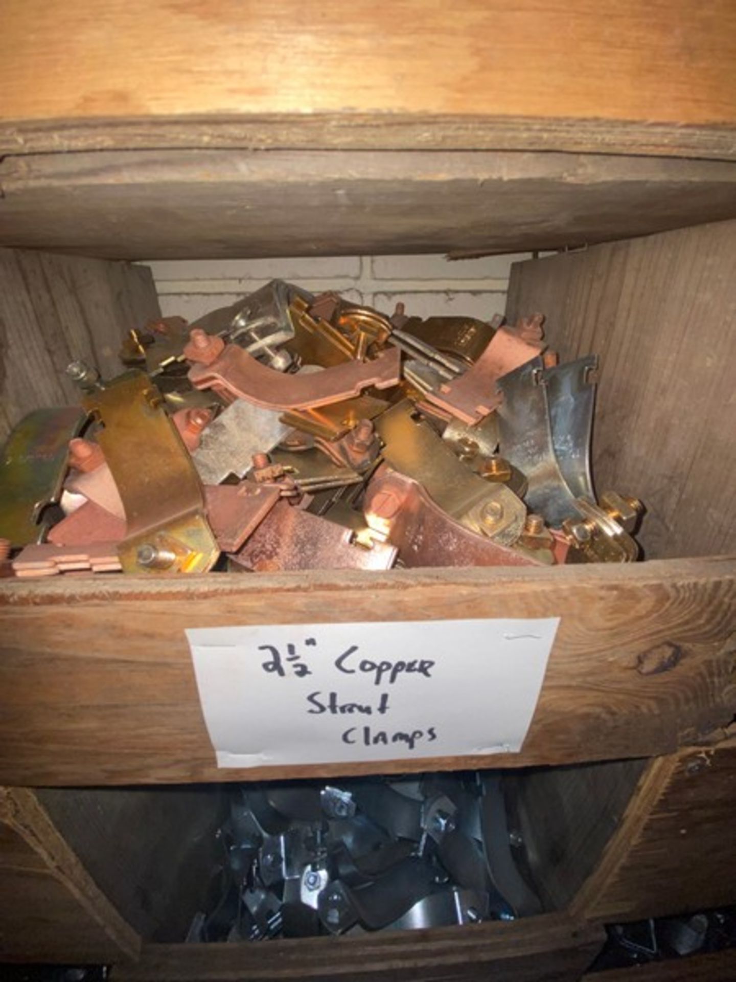 Contents of (25) Cubby's, Includes 1-1/4" Copper Strut Clamps, 3-1/2" Strut Clamps, 4" Copper - Bild 17 aus 28