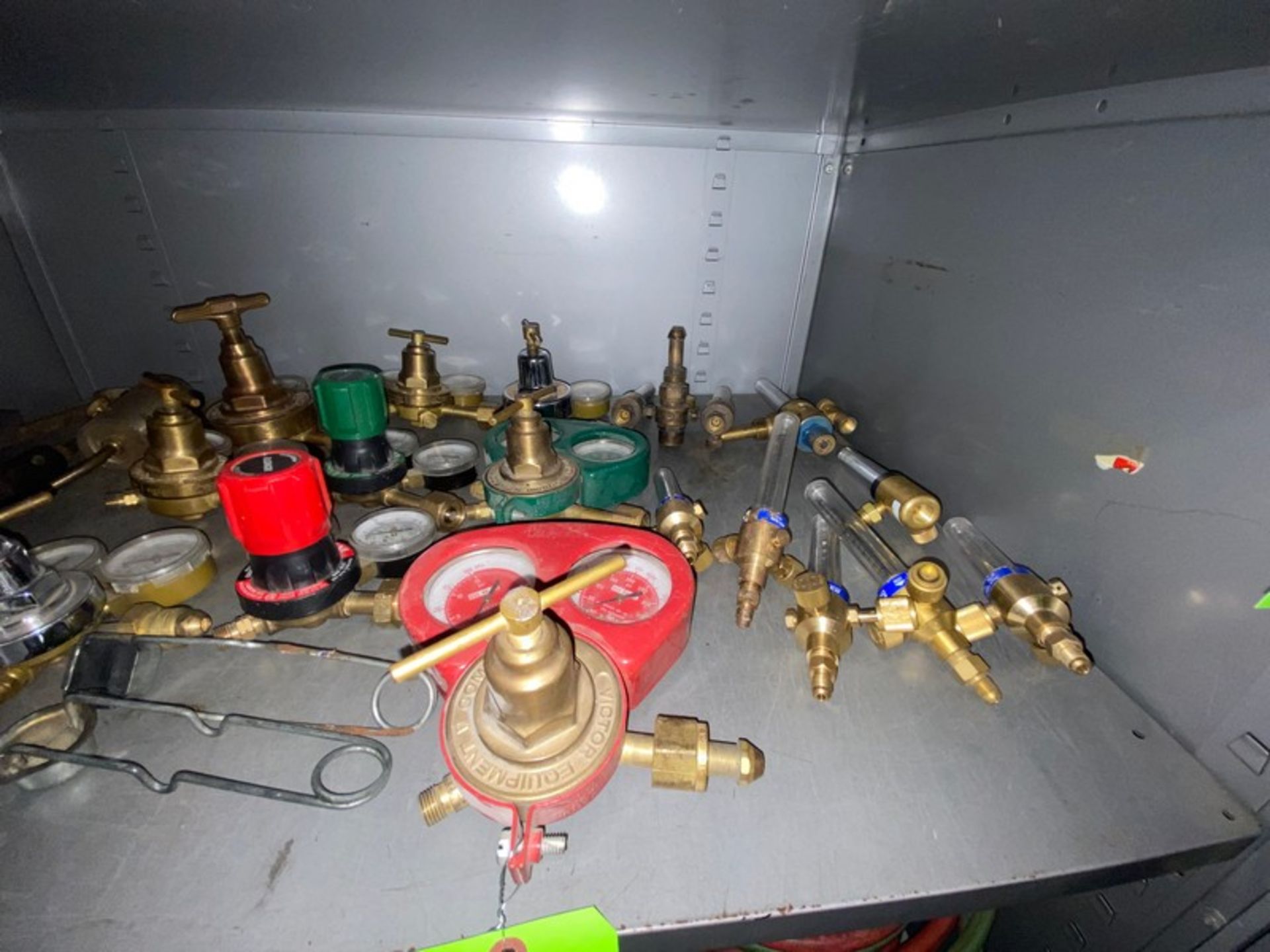 Contents of Shelf, Include Welding Gauges, Ignighters, & Other Present Contents--See Photographs ( - Bild 2 aus 3