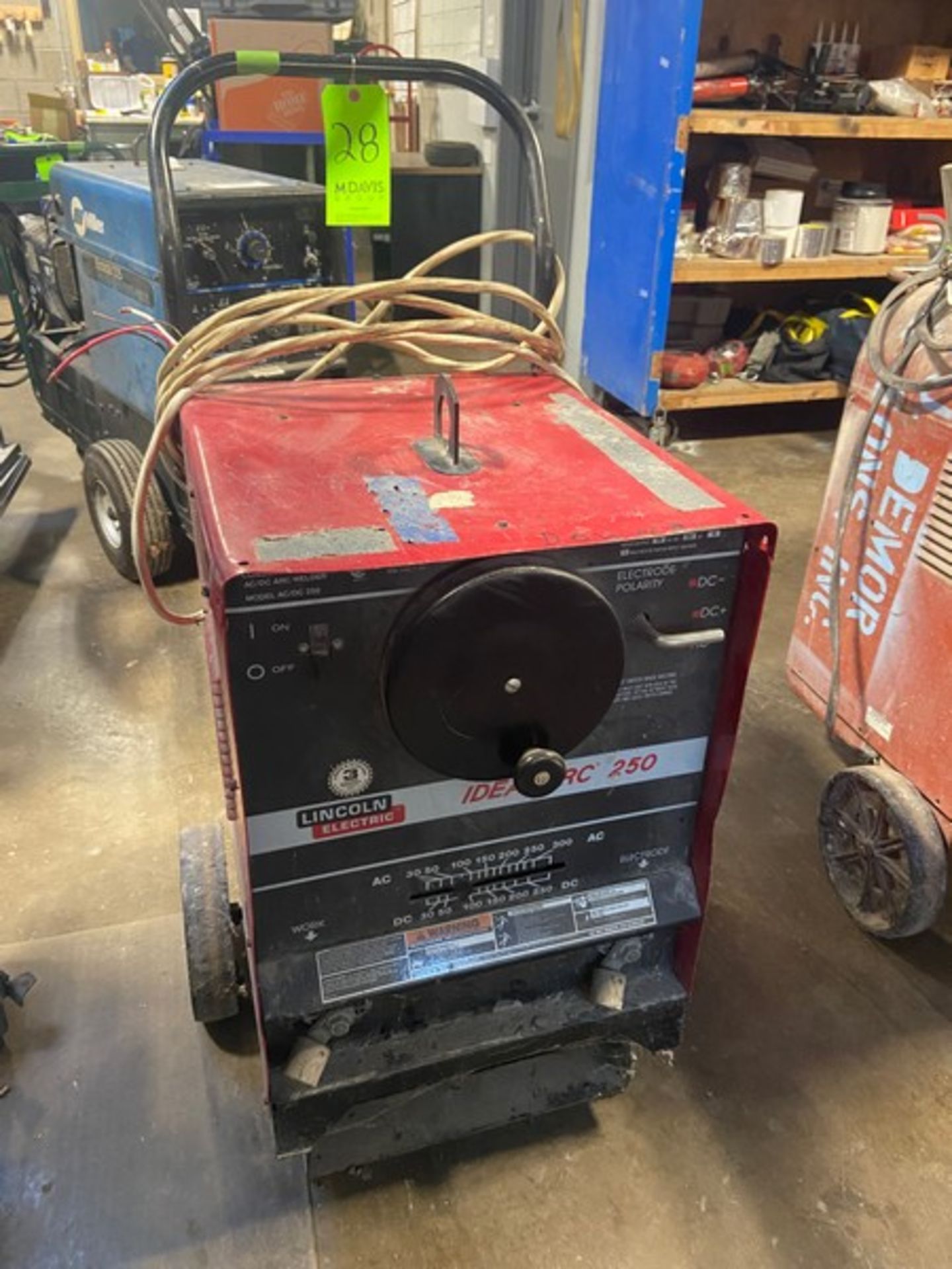 Lincoln Electric Idealarc 250 Welder, M/N AC/DC 250, Rated Output 250 AMPs, Mounted on Wheels ( - Bild 2 aus 6