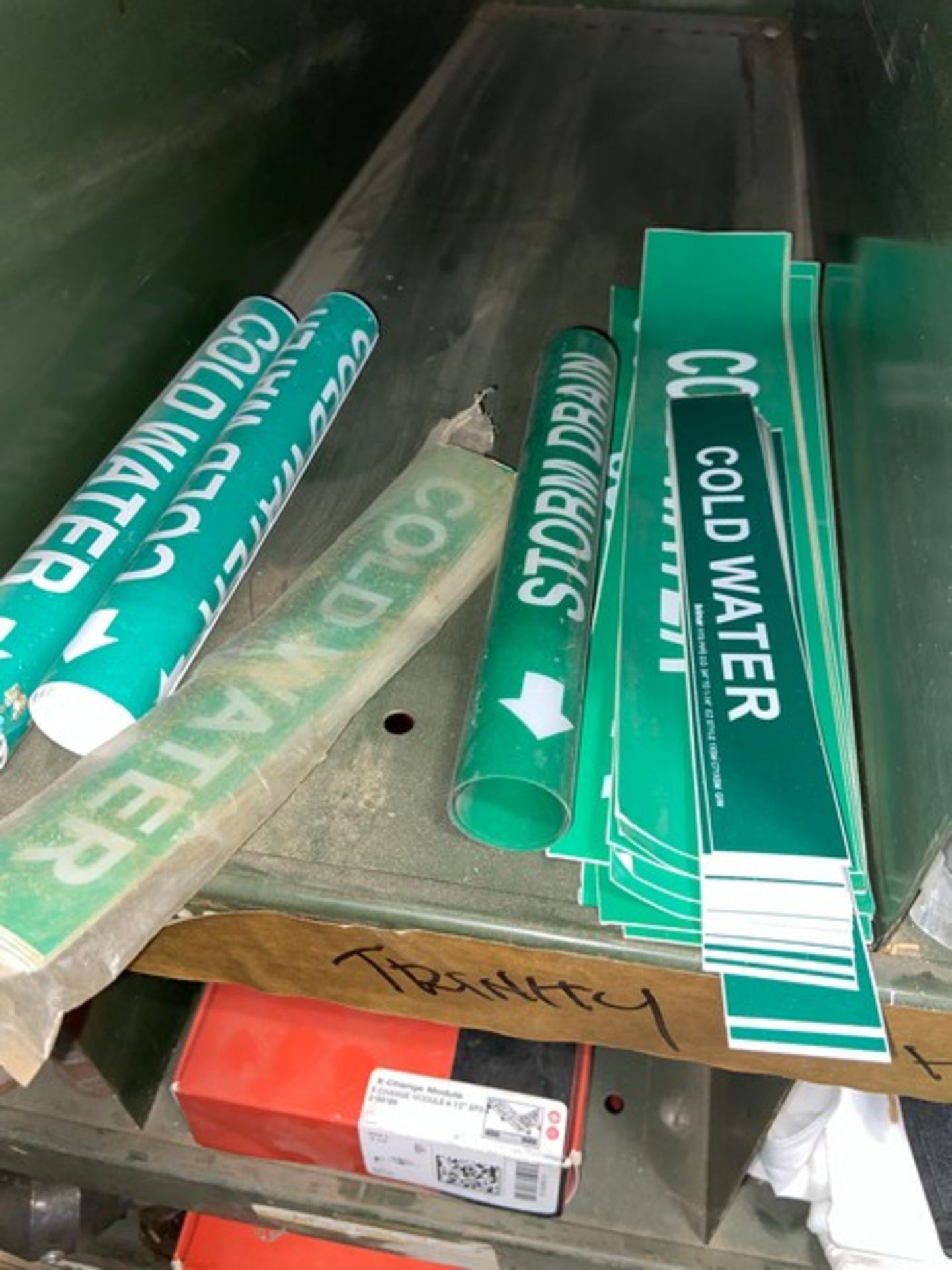 Lot of Assorted Pipe Signage, Includes Green & Yellow Signage, Labels Include Sanitary Drain, - Bild 6 aus 10