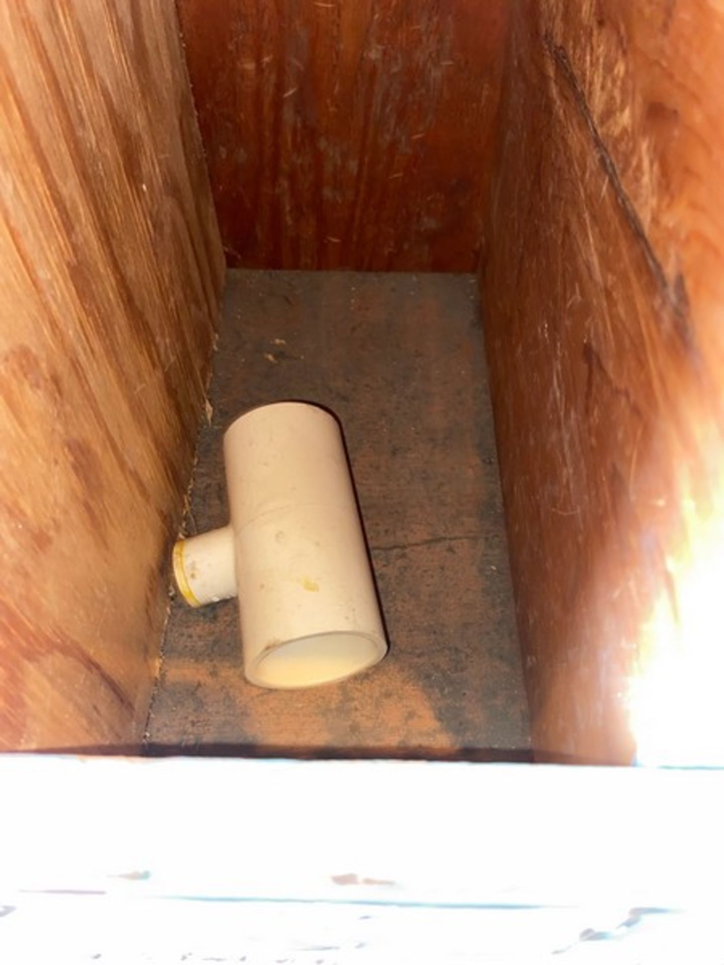 (2) 1 1/4”x 1 1/4”x 1” CPVC Tee (Bin:F15); 1 1/2”x 1 1/2”x 1/2” CPVC TEE (Bin:F14) (LOCATED IN - Image 2 of 4