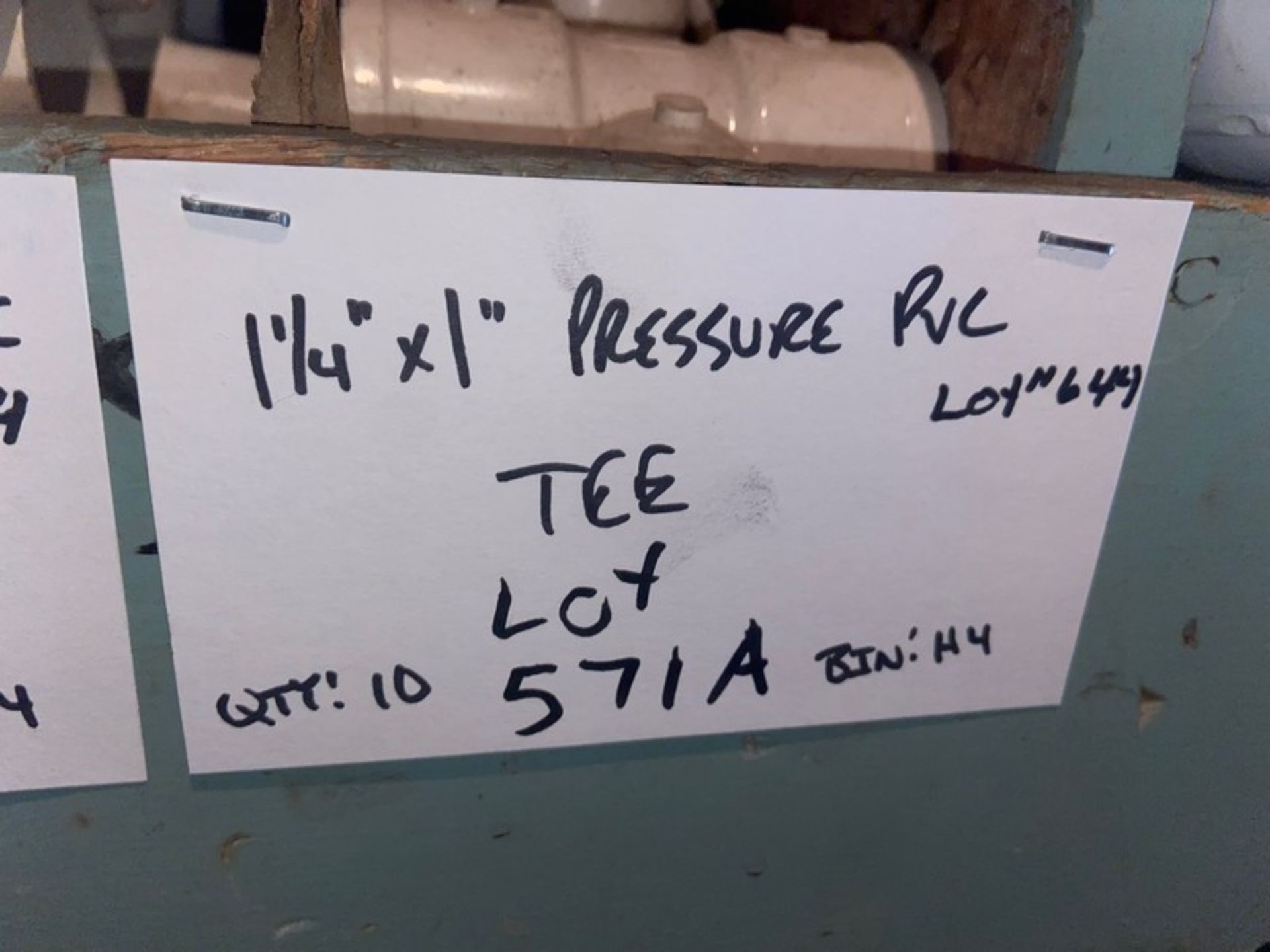 (10) 1-1/4" X 1" Pressure PVC Tee (Bin: H4); (20) 1-1/4" x 1/2" Female PVC Tee (Bin: H4); (56) 1-1/ - Bild 2 aus 4