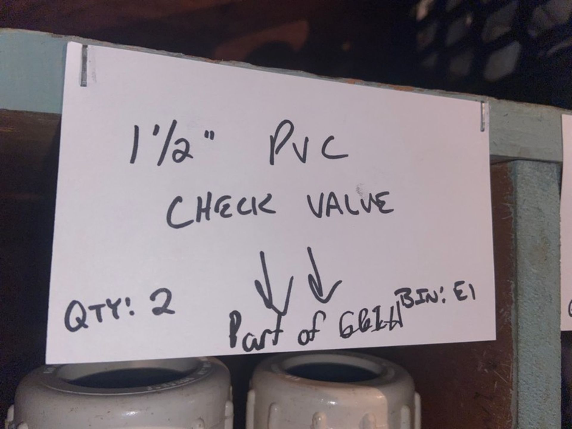 (16) 2” PVC Check Valve (Bin:E1) (2) 1-1/2” PVC Check Valves (Bin:E1) (Trailer #5) (LOCATED IN - Bild 4 aus 6