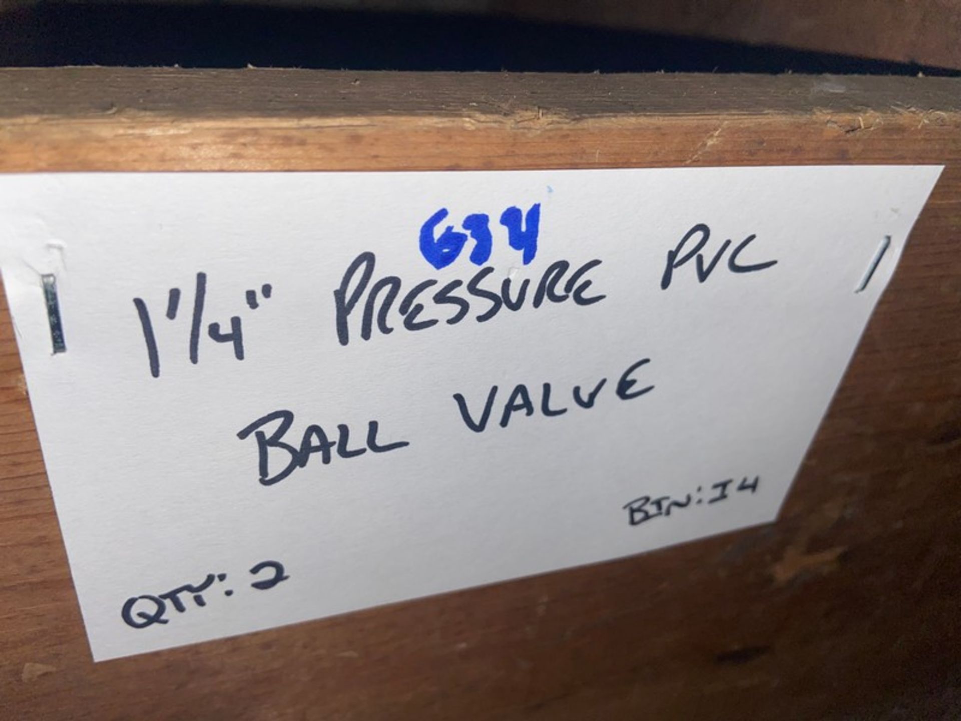 (9) 1 1/4” Pressure PVC COUPLING (Bin:I4); (2) 1 1/4” Pressure PVC Ball valve (Bin:I4)(LOCATED IN - Bild 4 aus 5