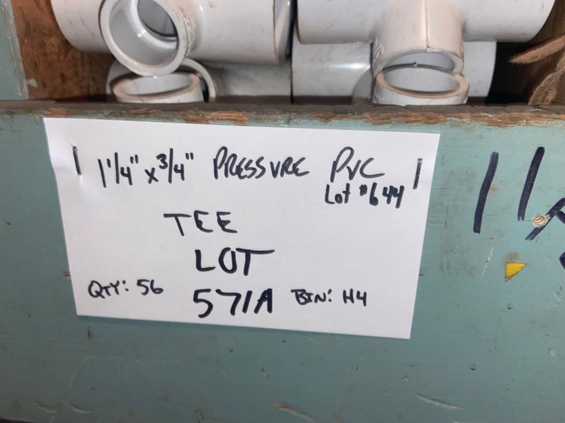 (10) 1-1/4" X 1" Pressure PVC Tee (Bin: H4); (20) 1-1/4" x 1/2" Female PVC Tee (Bin: H4); (56) 1-1/ - Bild 4 aus 4