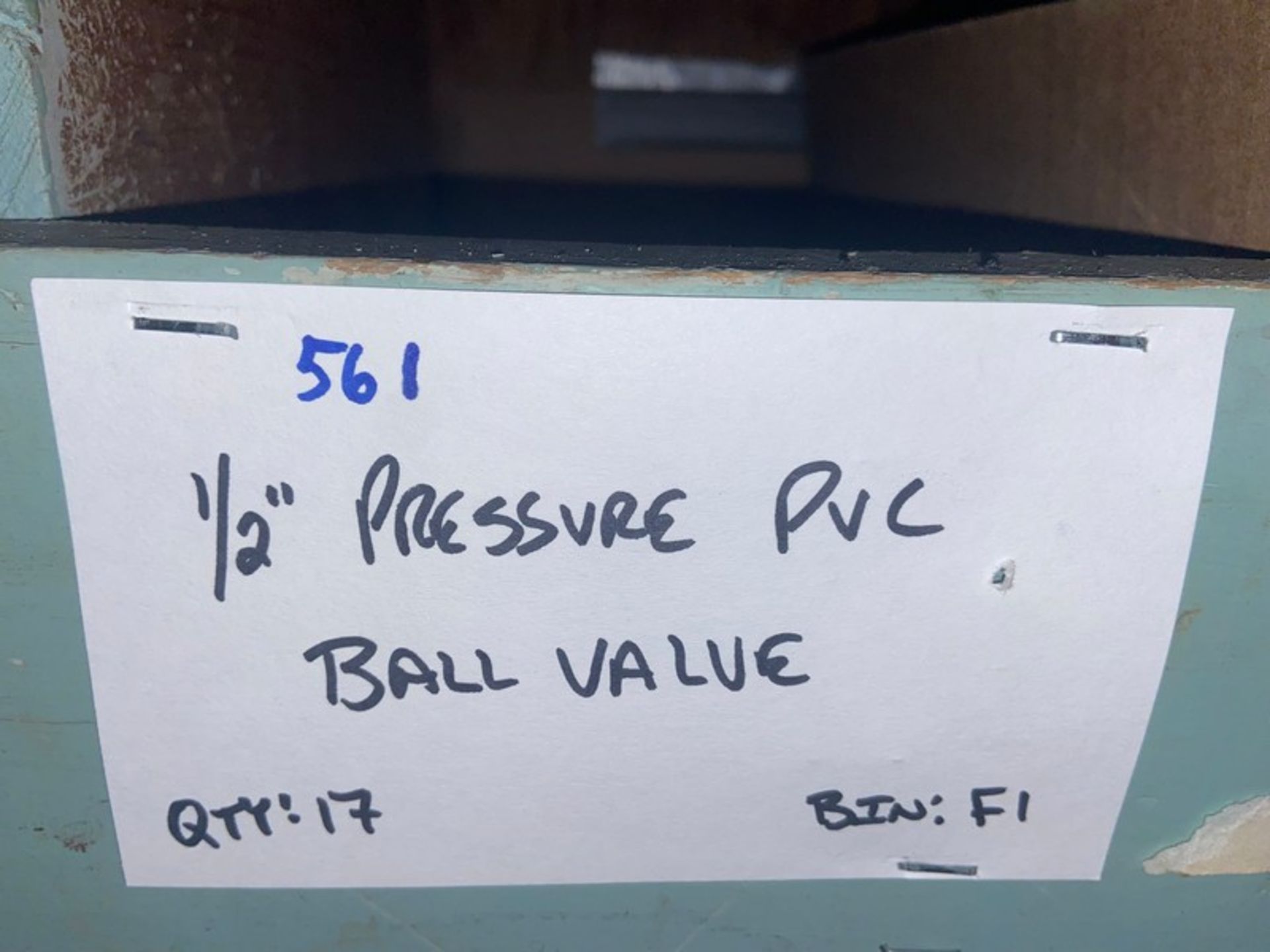 (17) 1/2" Pressure PVC Ball Valve (Bin: F1); (15) 1/2" Pressure PVC Coupling (Bin: F1) (LOCATED IN - Bild 5 aus 11