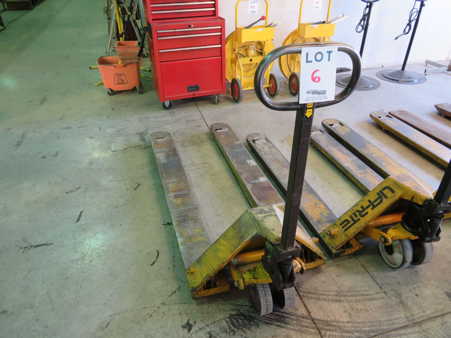 Pallet lift