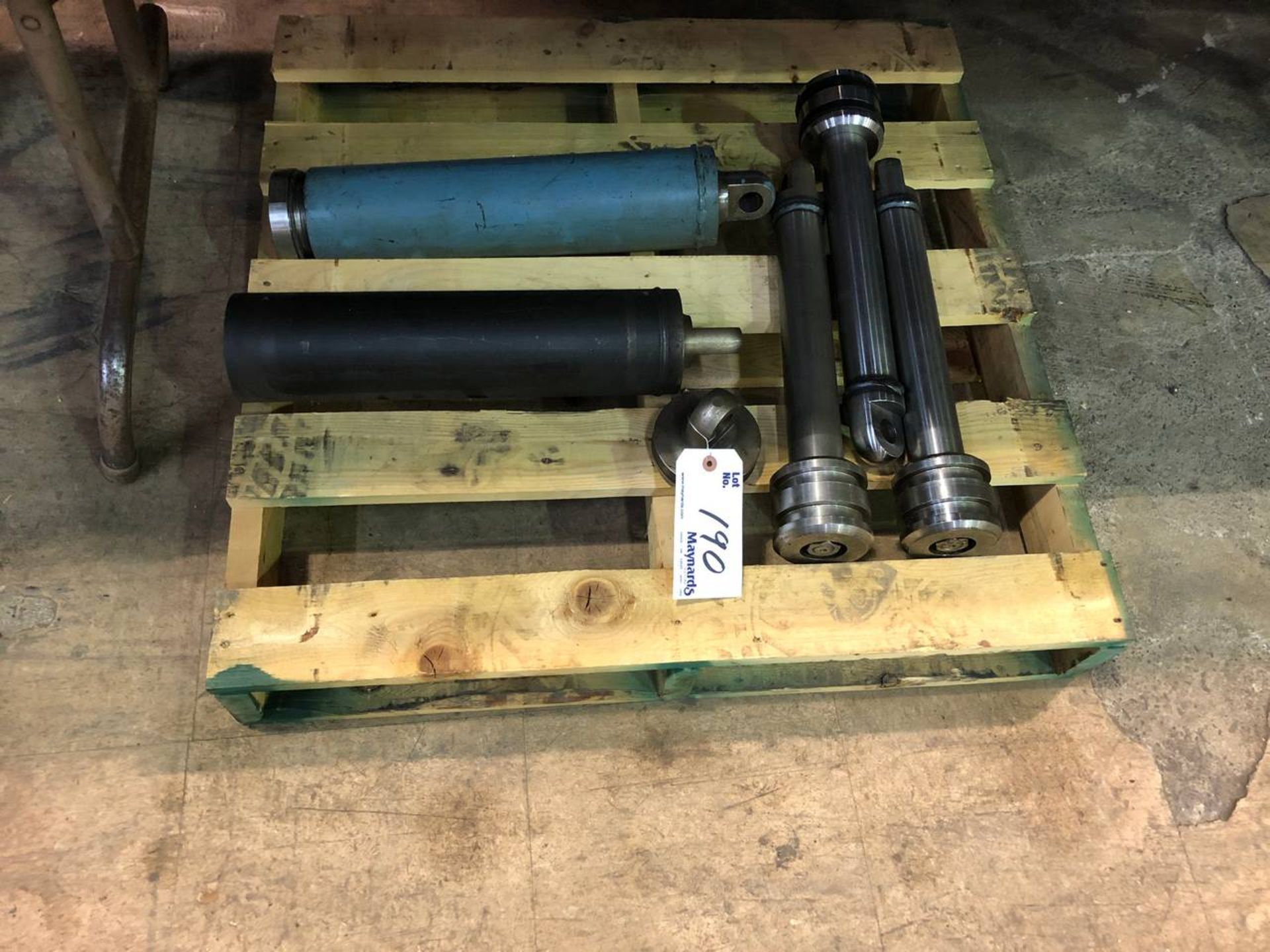 Lot of two air cylinders