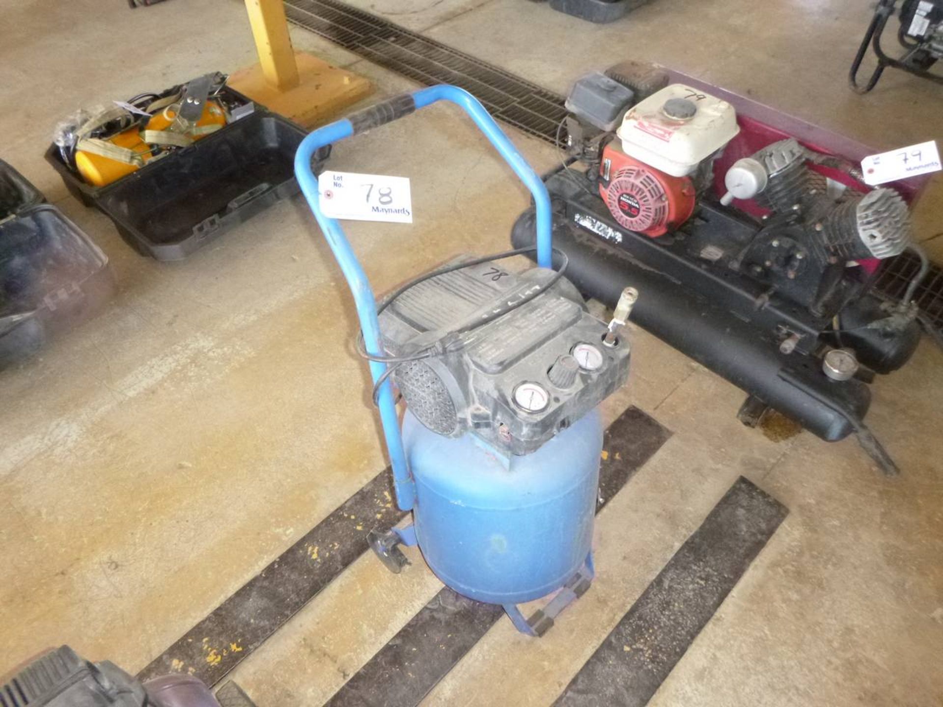 Mastercraft Air compressor 10 gal, 1.8 hp