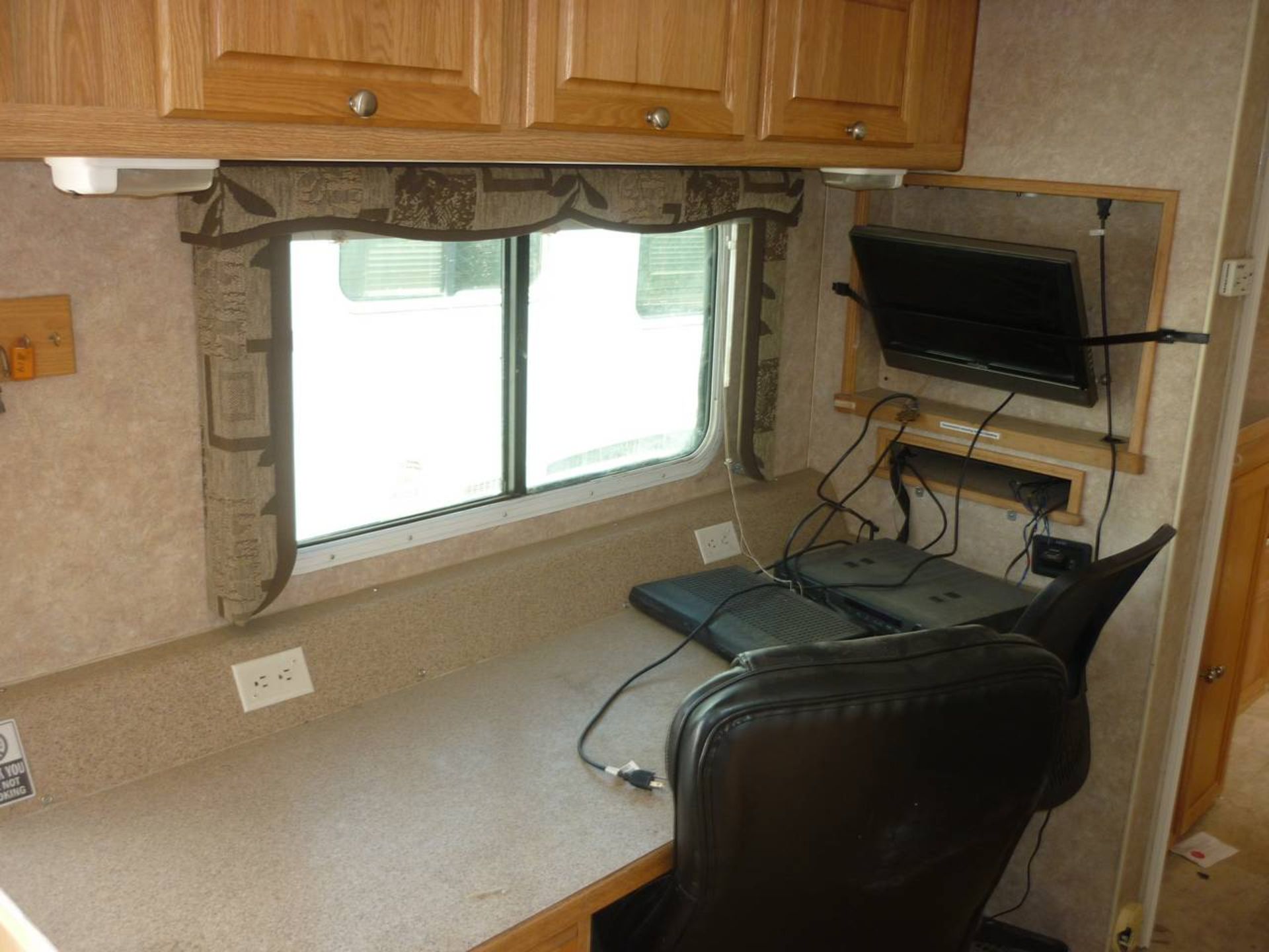 2007 Kustom Koach Wellsite office/ sleeper trailer - Image 10 of 14