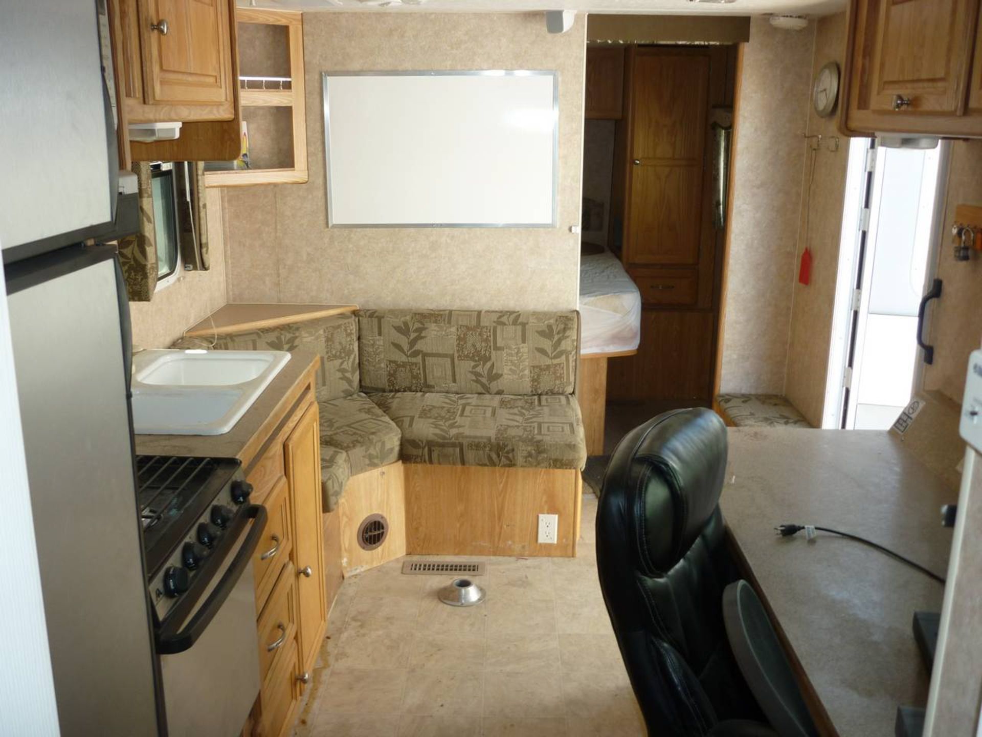 2007 Kustom Koach Wellsite office/ sleeper trailer - Image 14 of 14