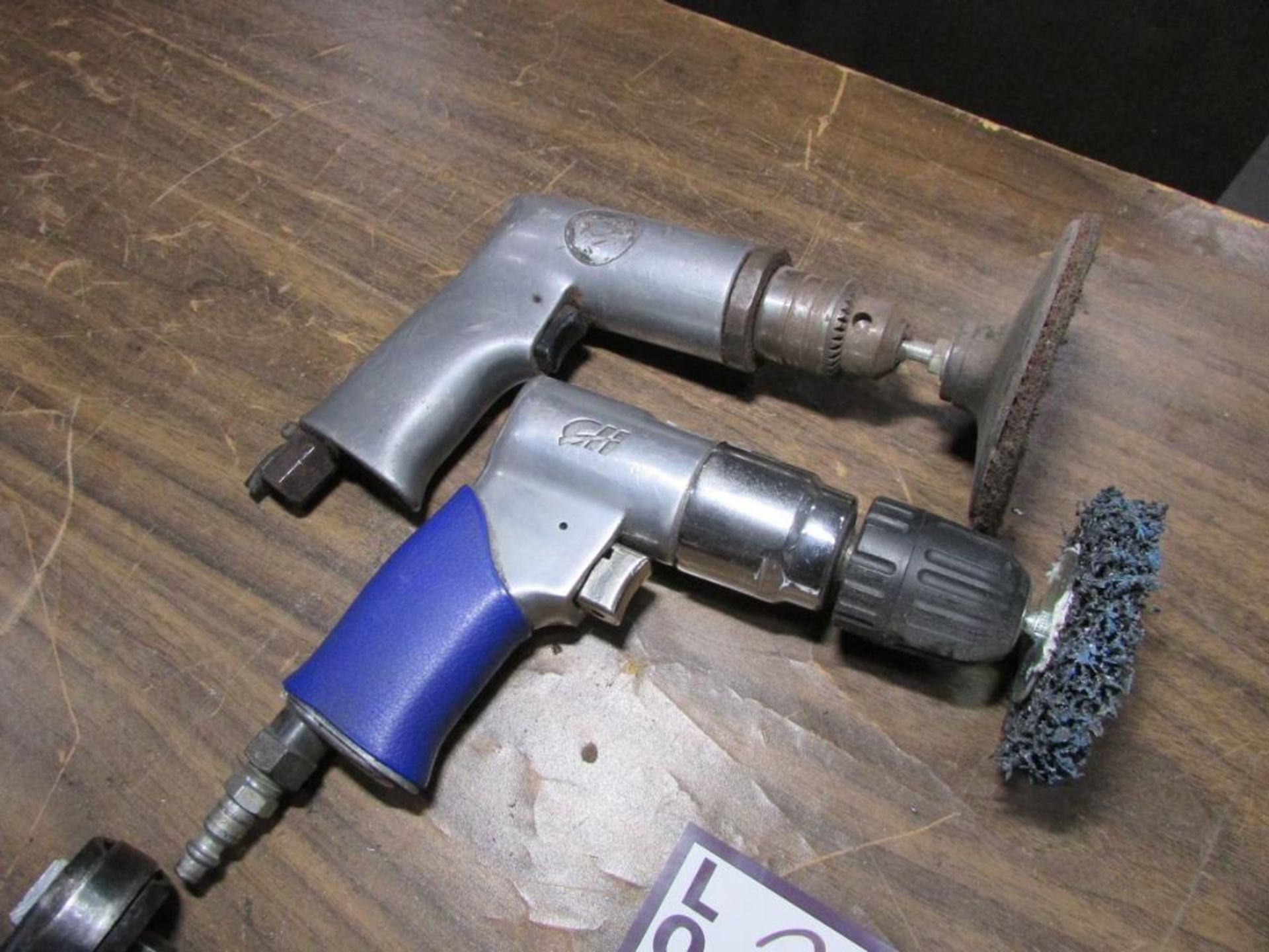 Assorted Pneumatic Power Tools: (2) Pneumatic Drills, (2) 3/8" Rachets, (2) Straight Die Grinders - Bild 2 aus 3