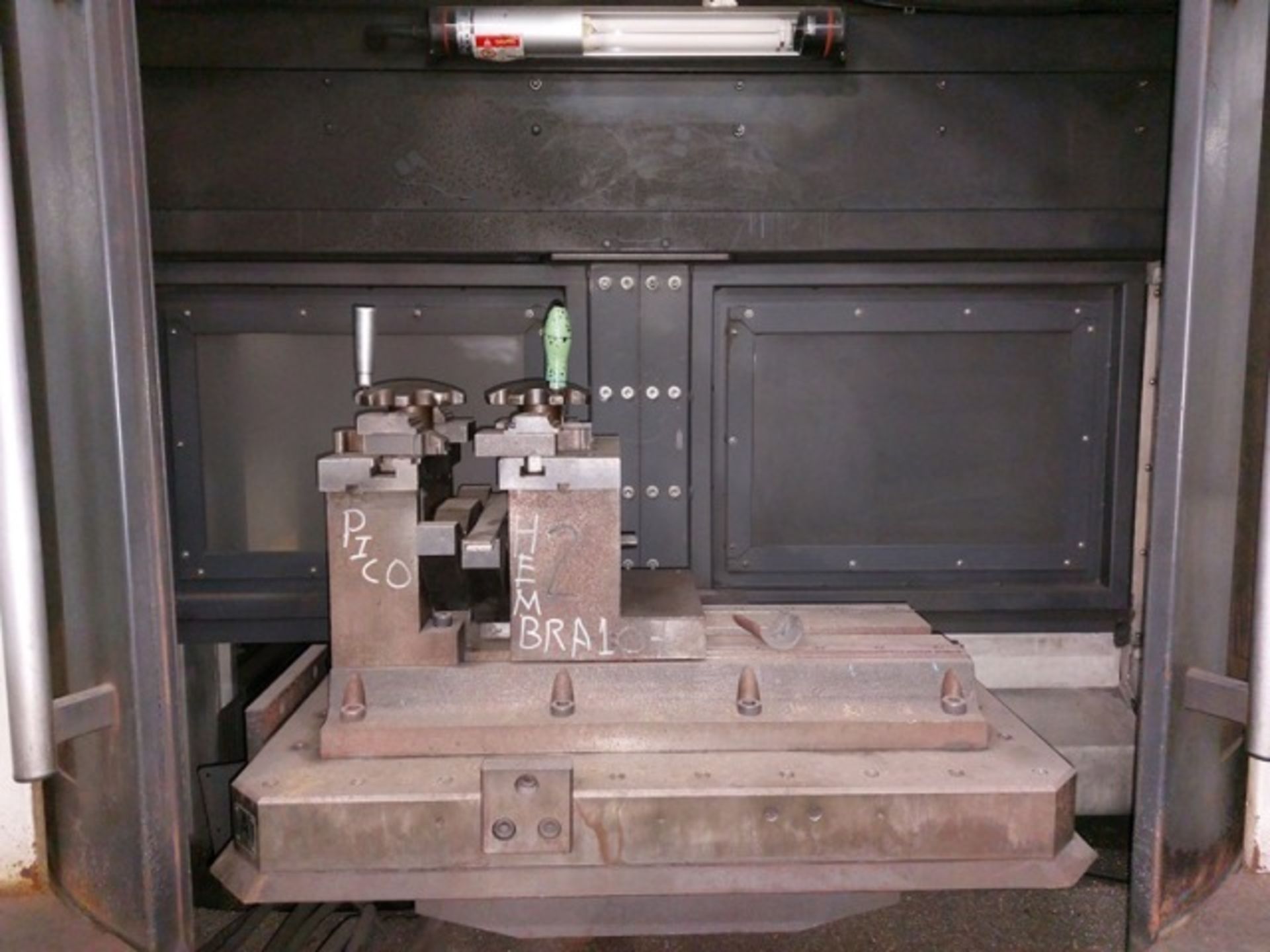 AWEA AV860-APC VERTICAL MACHINING CENTER, S/N 860-13002, NEW 2003 *NEEDS REPAIR* - Image 7 of 17