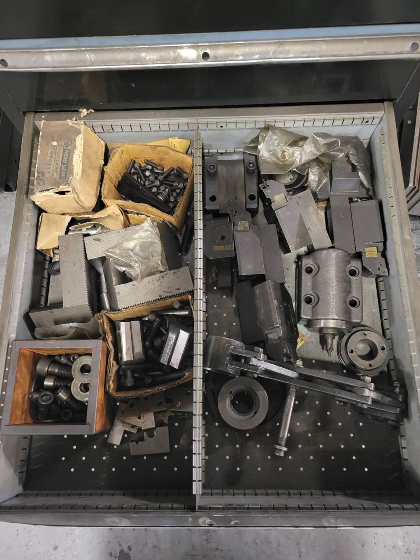 Lista 9dr metal storage cabinet - Image 9 of 10