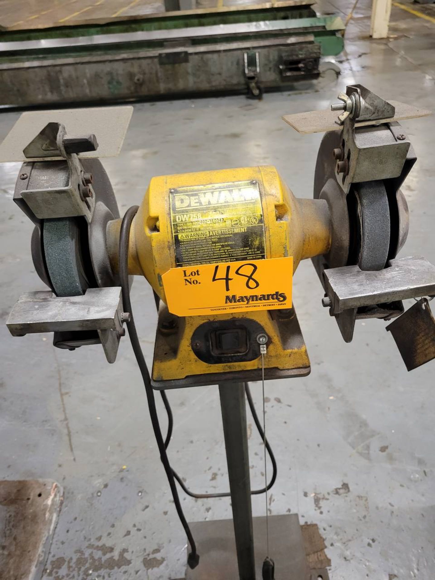 DeWalt DW258 8" bench grinder