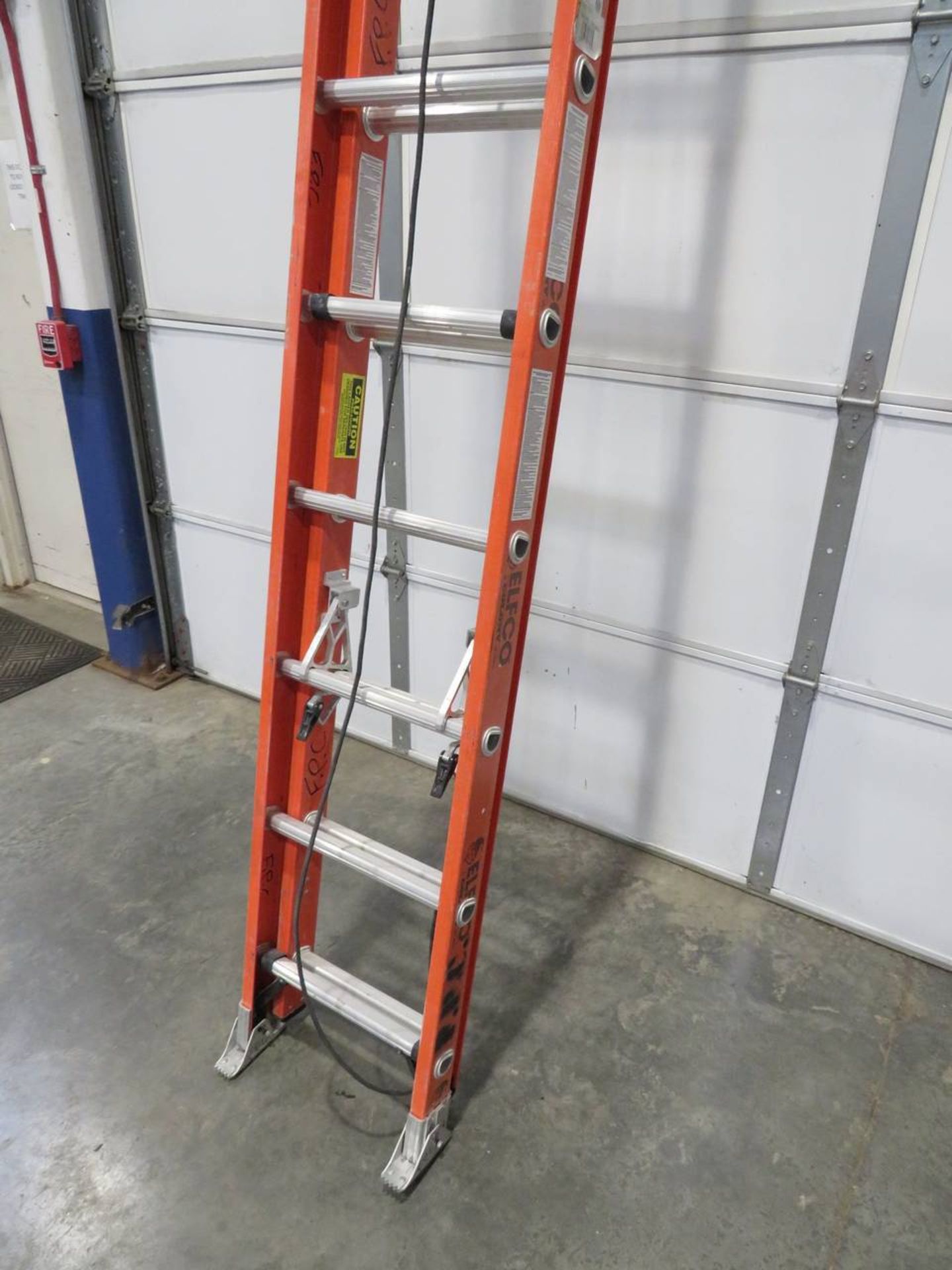 Werner D6232-2 Fiberglass 2-Section 32' Extension Ladder - Image 3 of 5