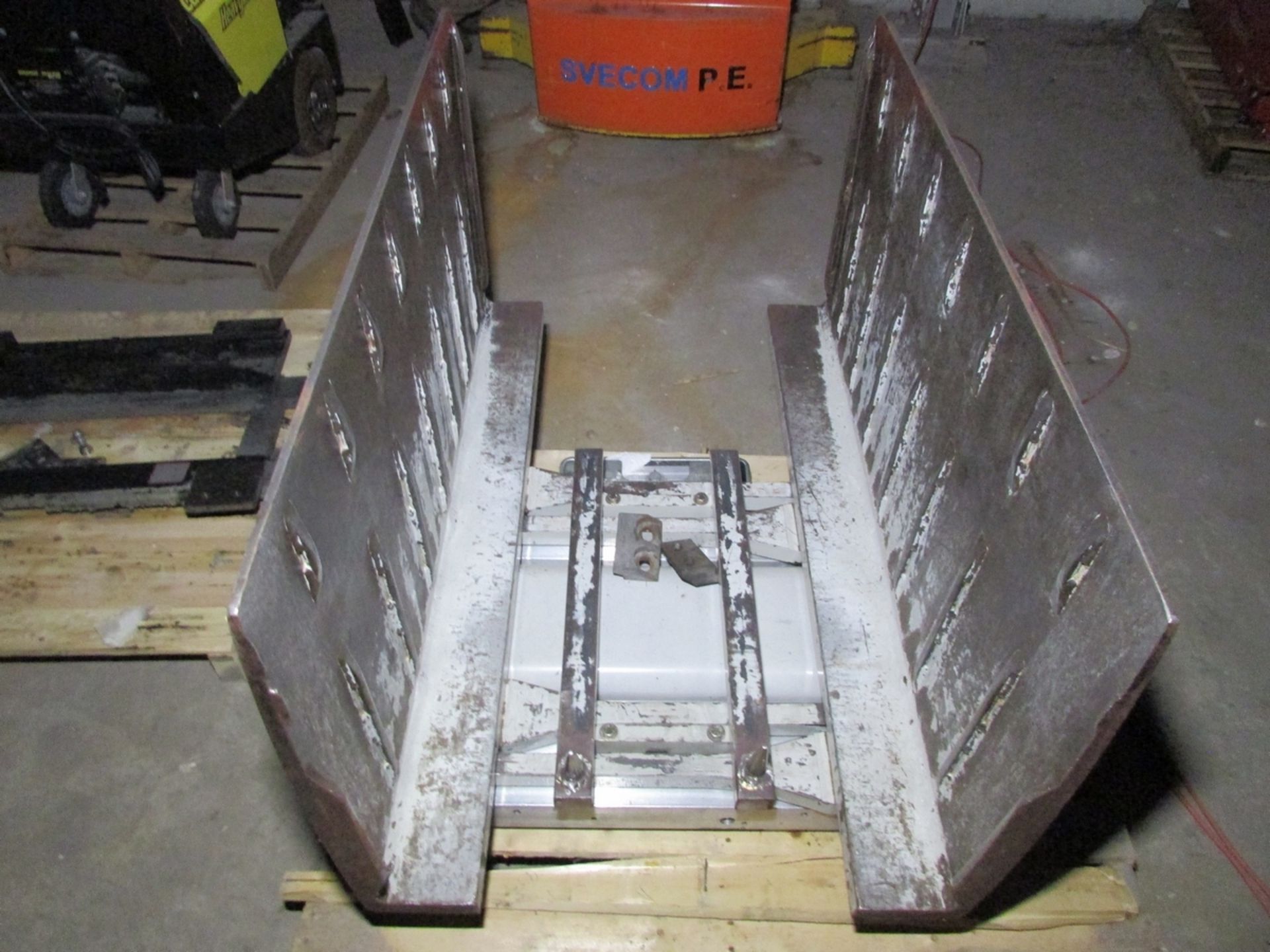 Cascade 50D-CB Carton Clamp Forklift Attachment - Image 2 of 2