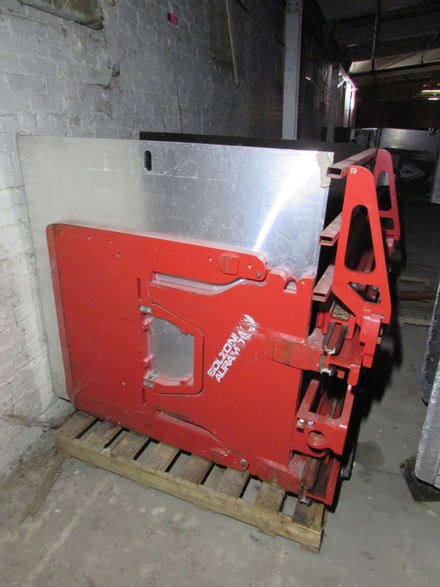 Bolzoni Auramo Carton Clamp Forklift Attachment - Image 2 of 2