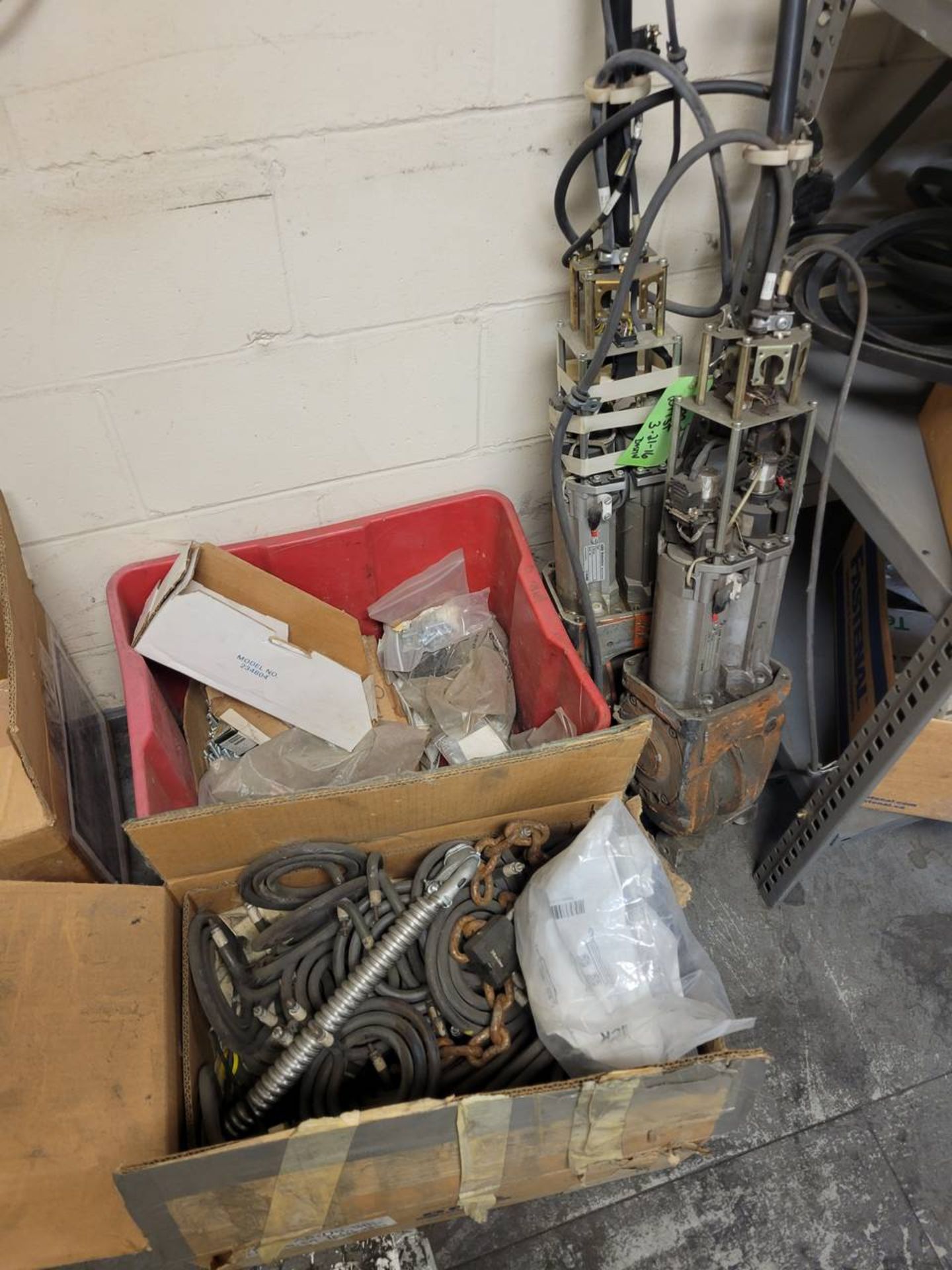 Lot of robot parts and 2 metal shelves - Image 2 of 5