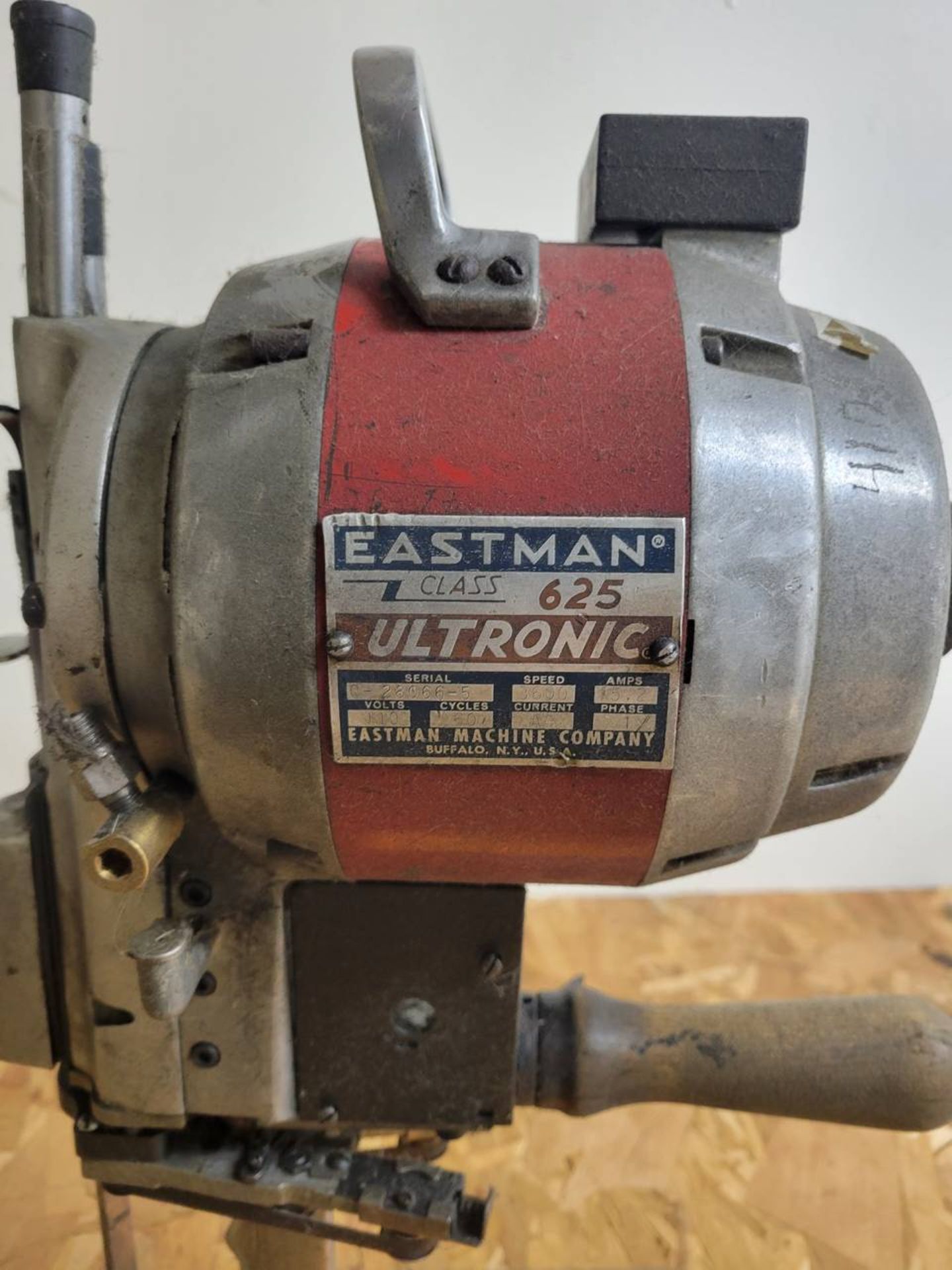 Eastman 625 Ultronic 6" electric fabric cutter - Image 2 of 4