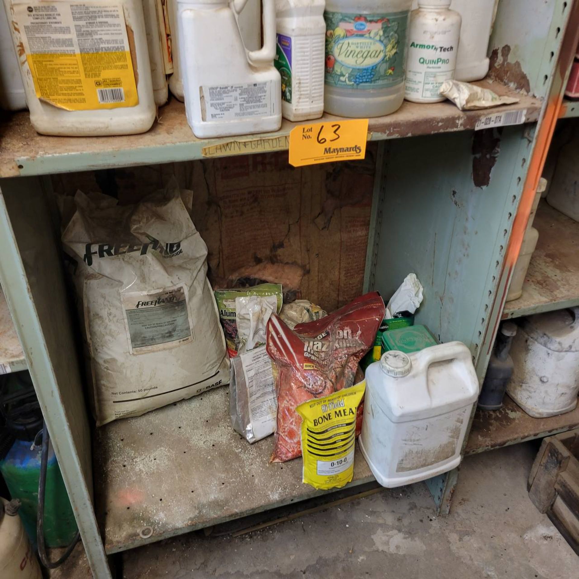 Lot of cleaners, paints, stains and fertilizers - Image 2 of 6