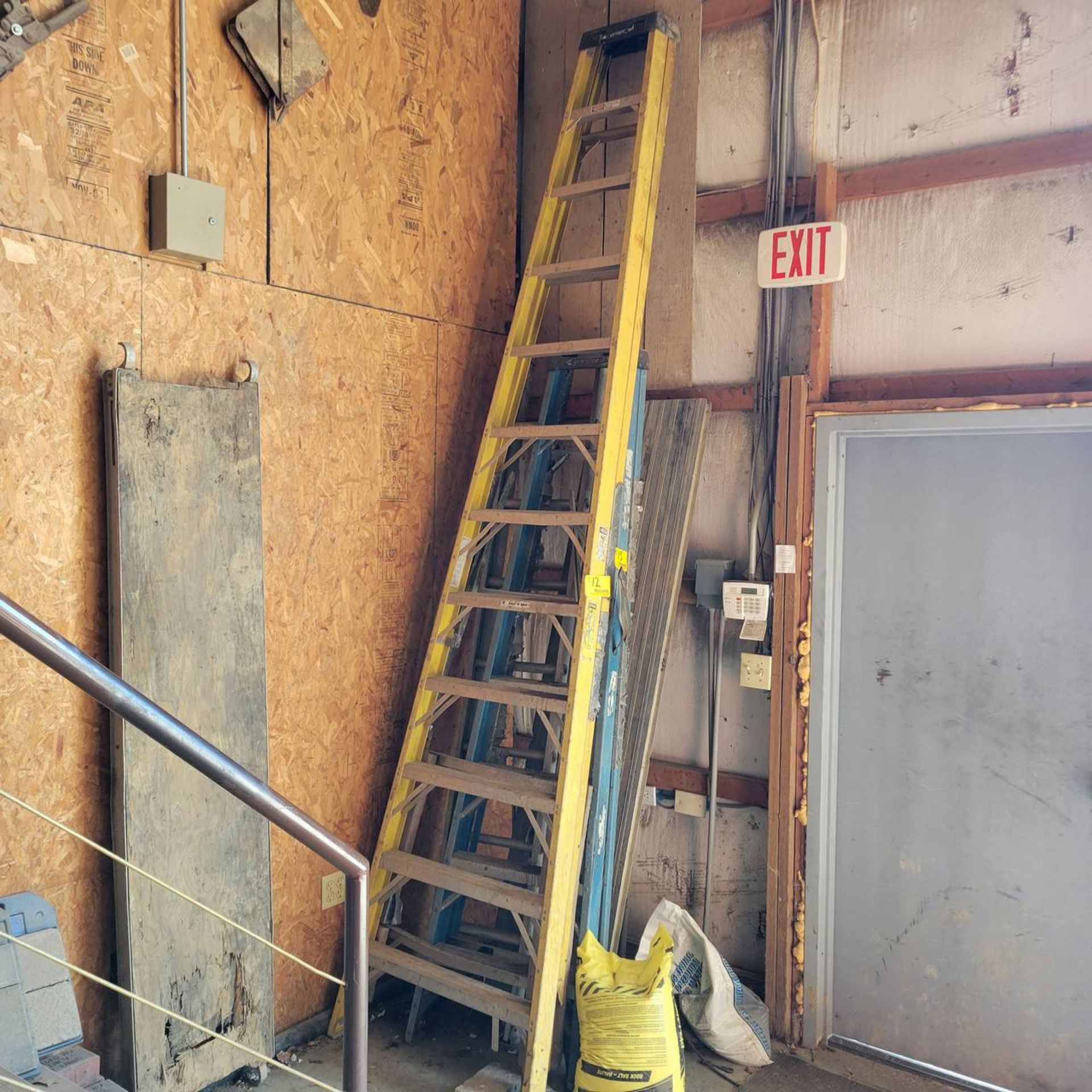 12' Fiberglass step ladder - Image 2 of 2
