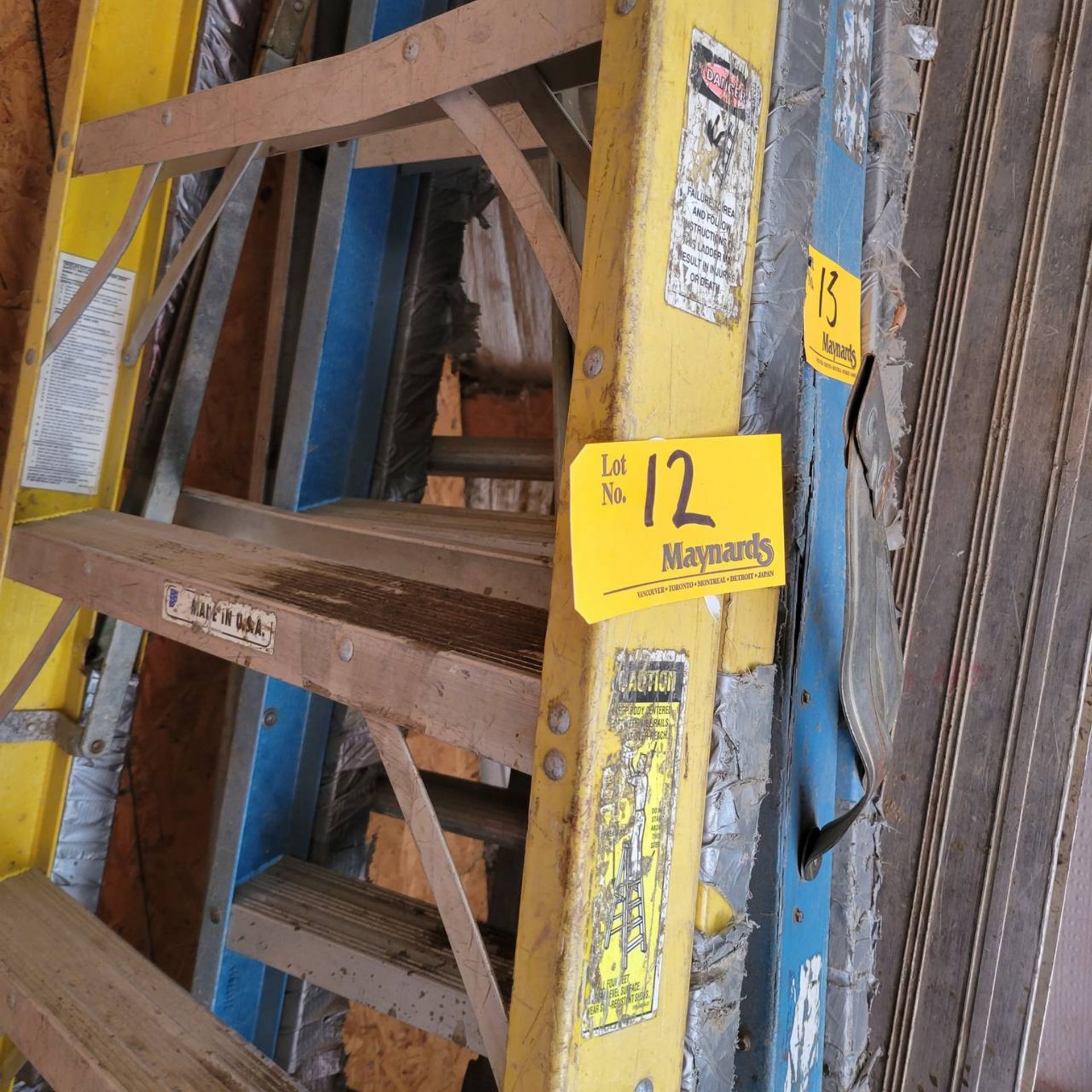 12' Fiberglass step ladder