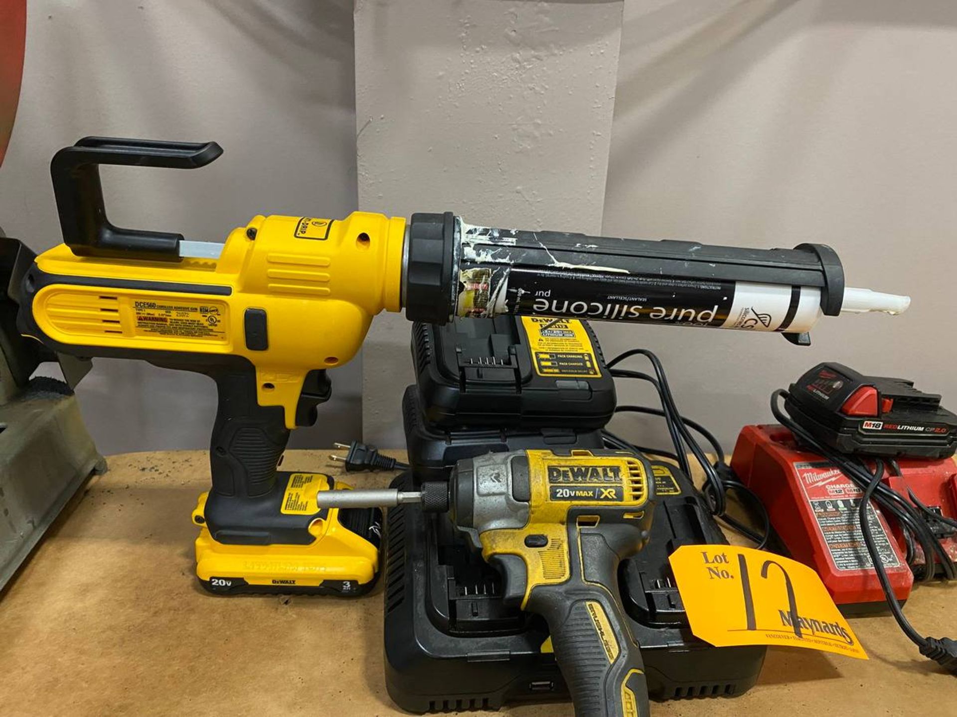 DeWalt DCF886 1/4'' Cordless Impact Driver - Image 2 of 5