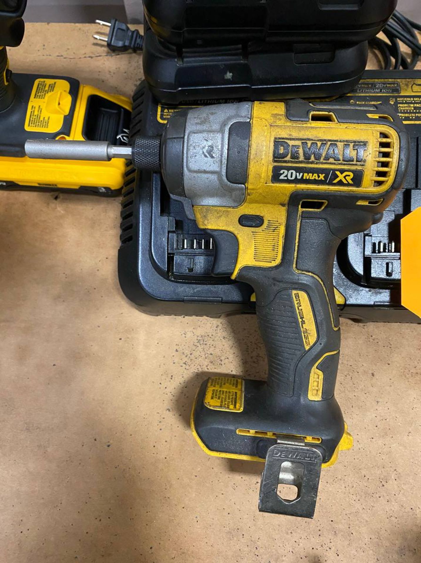 DeWalt DCF886 1/4'' Cordless Impact Driver - Image 3 of 5