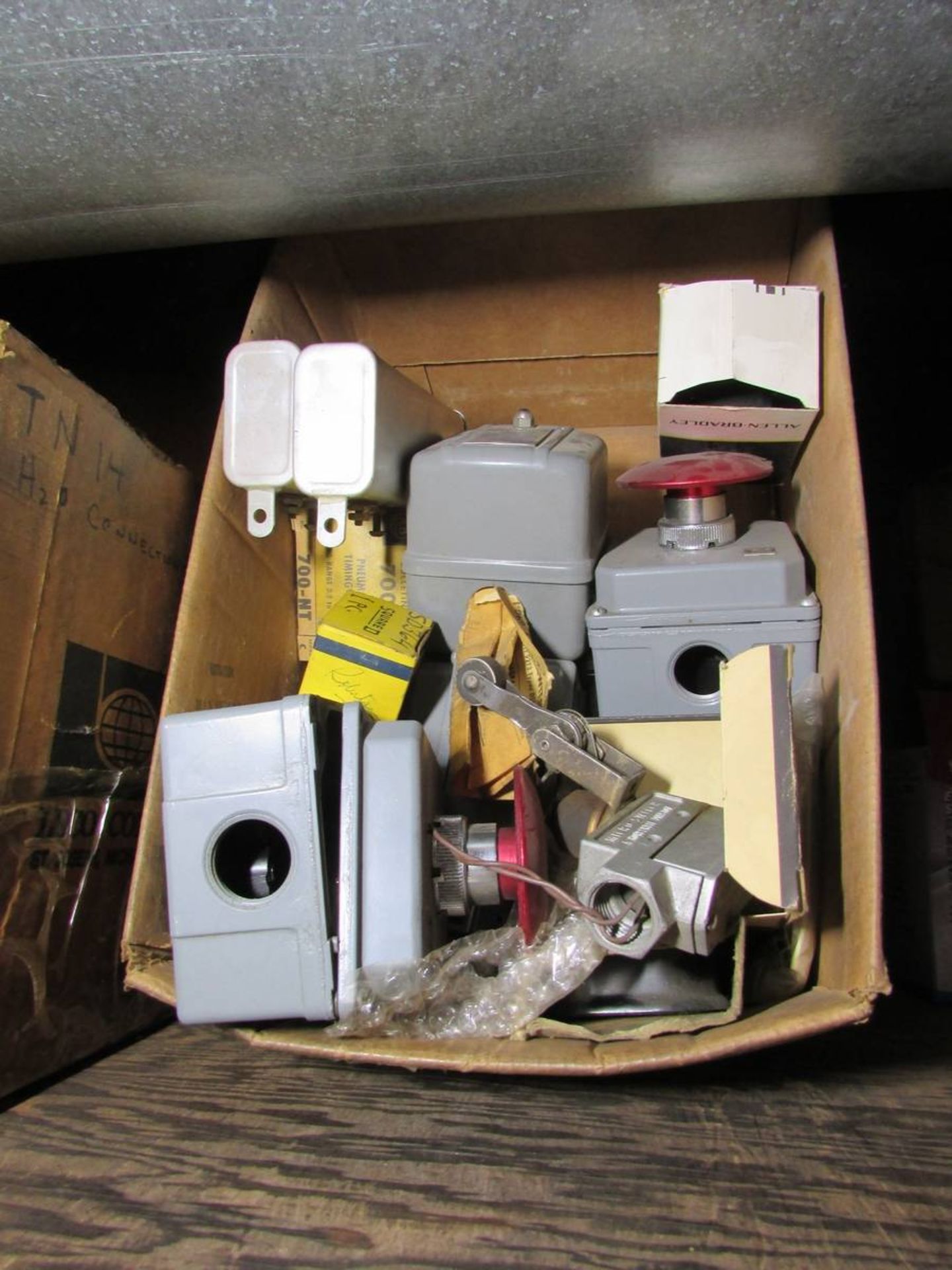 Contents of Building Maintenance Storage Closet - Image 3 of 19